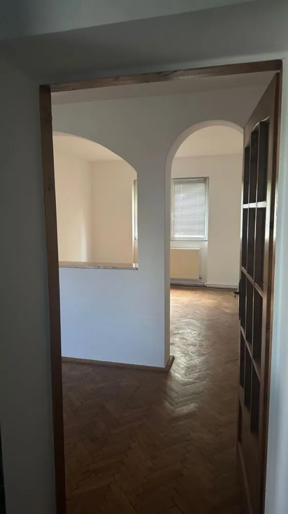 BRASADAS vinde ap 3 cam la PARTER. - Agenția imobiliara BRASADAS vinde apartament cu 3 camere situat la parter, decomandat. Beneficiază de beci generos pentru depozitare, parcare proprie. Ideal pentru familie sau pentru cei care caută acces facil și spații bine organizate. www.brasadas.com.