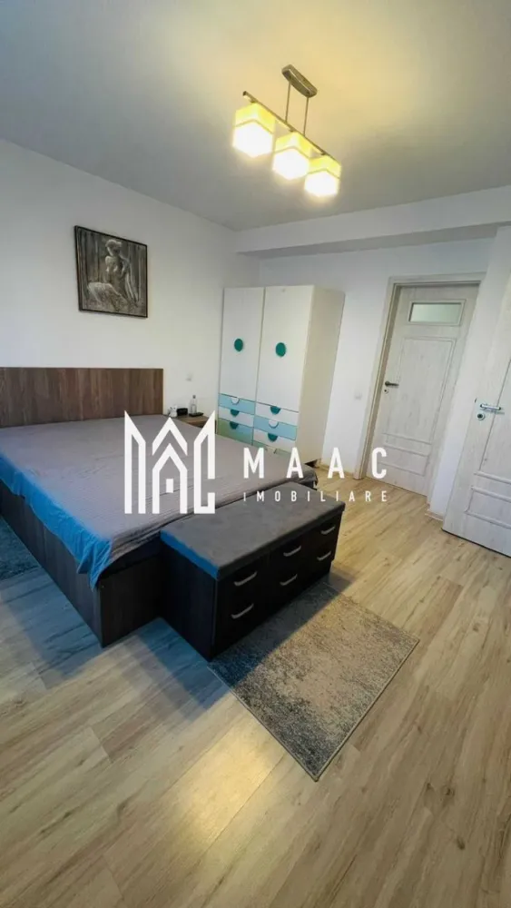 Casa 4 Camere | 160mpu | 2 Locuri Parcare | Selimbar - MAAC Imobiliare vă prezintă spre vânzare o casă superba situată în Șelimbăr. O locuință modernă, complet mobilată și utilată, ideală pentru o familie care își dorește confort, spațiu generos și finisaje de calitate, într-o zonă liniștită, dar aproape de toate facilitățile orașului. Suprafață utilă: 160 mp Regim de înălțime: P+1+M (mansardă amenajată) Orientare est-vest Curte totală de 120 mp – 60 mp grădină în spate, grădină frontală și 2 locuri de parcare Parter: Living și zonă de dining spațioasă, bucătărie open-space, baie de serviciu, cameră tehnică și multiple spații de depozitare. Etaj 1: Dormitor matrimonial cu baie proprie și dressing, al doilea dormitor cu dulap și zonă de depozitare, birou/dormitor mic și baie principală. Mansardă: Spațiu open-space complet amenajat, cu soluții inteligente de depozitare. Centrală termică Bosch cu termostat smart 4 aparate de aer condiționat Daikin, controlabile prin telecomandă și aplicație mobilă Jaluzele exterioare electrice cu sistem smart Ferestre termopan cu plase de insecte + ferestre Velux cu folie solară Mobilier personalizat FrontMob, casă complet mobilată și utilată Panouri electrice independente pentru fiecare nivel Spațiu exterior: Curtea este complet amenajată, cu zonă verde și pomi fructiferi, pergolă retractabilă cu lounge și dining, grătar și spațiu utilitar, precum și loc de joacă/sport pentru relaxare în aer liber. Pentru mai multe detalii precizati telefonic ca ati vazut anuntul cu ID: CP2772104 }}
