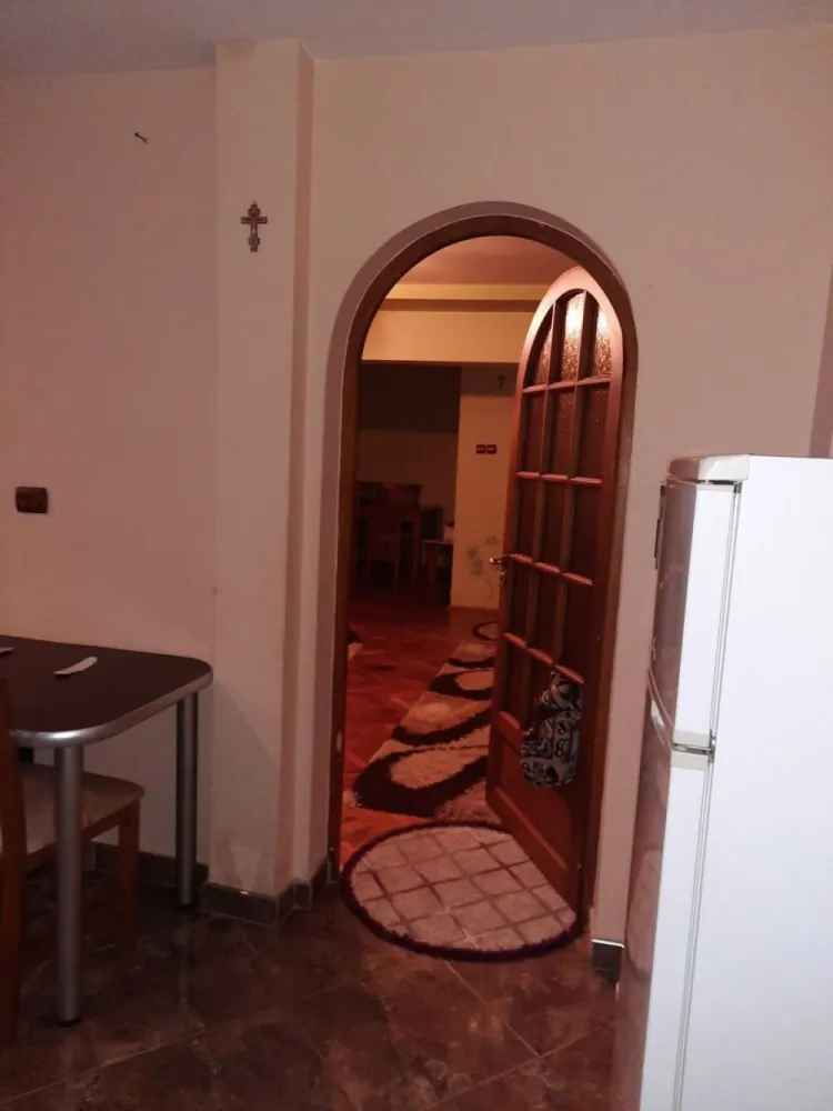 BRASADAS vinde ap 3 cam la PARTER în Micro 16. - Agentia imobiliara BRASADAS vinde apartament cu 3 camere transformat în 2 camere 78m utili la parter lingă podul Golescu mobilat si utilat. www.brasadas.com.