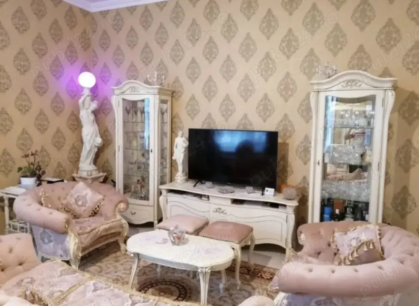 BRASADAS vinde ap 3 cam 100mp 3/3 Unicarm Ultracentral - Agenția imobiliara BRASADAS vinde apartament cu 3 camere în suprafat de 100mp construiti. compus dintr un:hol la întrare, bucătärie deschisa, baie, sala centralei cu masina de spălat si uscător de haine, living, doua dormitoare. Finisari interioare de calitate superioara., toti peretil de exterior sunt izolati cu placi de rigips cu polistiren, sapa noua, instalatii[sanitare, curent) toate noi si realizate de firme de specialitate si recunoscute pe plan local. Incălzirea apartamentului se face cu gaz, centrala Arisston ONE si calorifere Kermi supradimensionate. Piatra naturala travertin in baie, hol si bucatarie. Usile interioare precum si cea de la Întrare sunt făcute pe comanda din lemn de stejar cu vitralii TIFFANY ART(sticla rosie din floare adusa personal de pe insula MURANO].(doar VITRALIILE sunt peste 20000 euro] In dormitoare si living am pus parchet de 12 mm trafic intens. Tapet de calitate pe pereti. Mobila de bucătărie făcut tot pe comanda având dimensiunea mai mare datorita inaltimii, cu usile MDF. De asemenea mobilierul din baie pe comanda si din stejar. Geamurile sunt model Tripan de calitate superioara. Apartamentul mai dispune de clima Mitsubishi, alarma si camere video de securitate. Inăltimea interioara a apartamentului a fost de 4m dar am coborât o la 3,5m si am izolat tavanul. PRETABIL DE ÎNCHIRIAT ÎN REGIM BOOKING. www.brasadas.com.