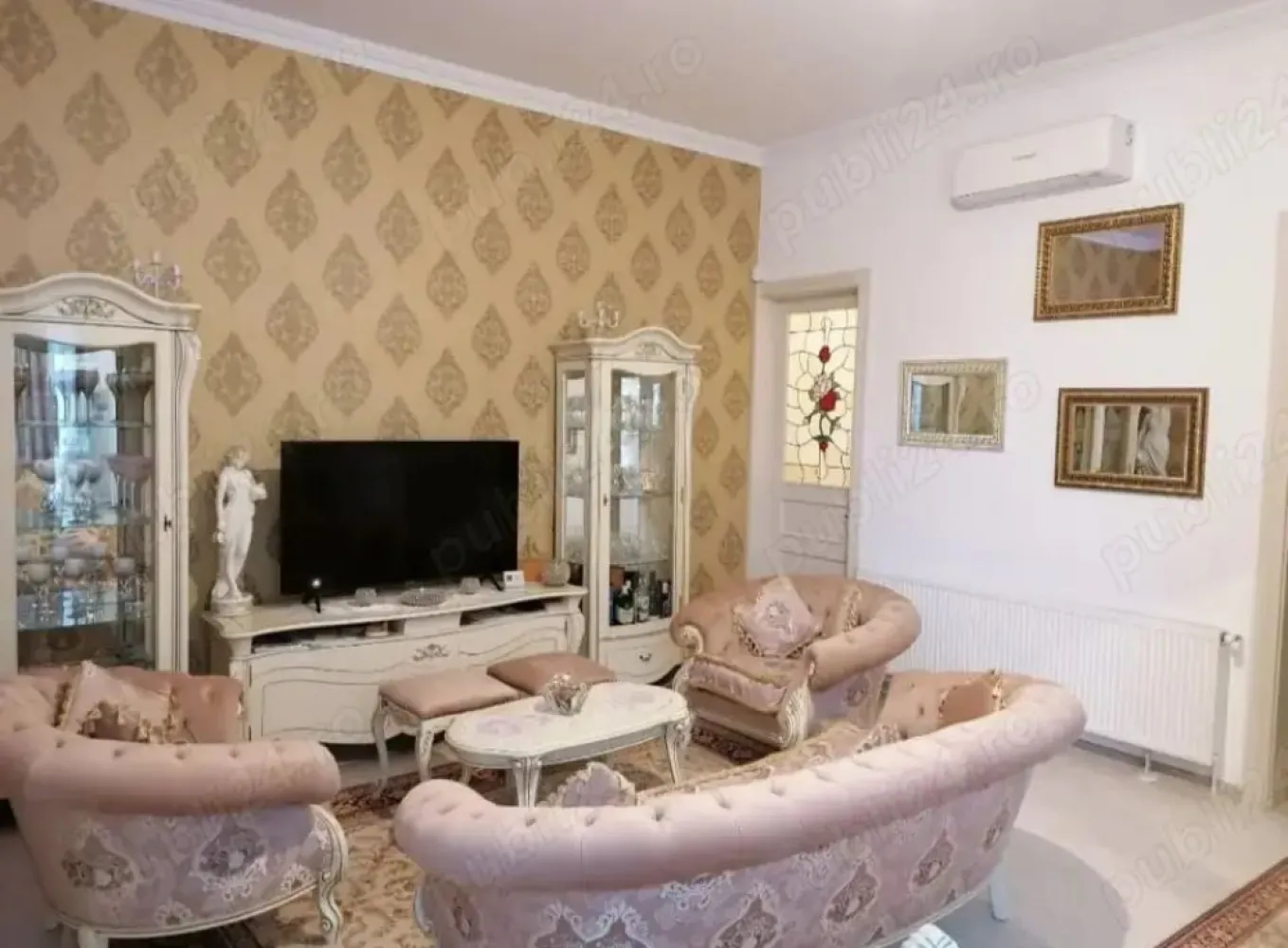 BRASADAS vinde ap 3 cam 100mp 3/3 Unicarm Ultracentral - Agenția imobiliara BRASADAS vinde apartament cu 3 camere în suprafat de 100mp construiti. compus dintr un:hol la întrare, bucătärie deschisa, baie, sala centralei cu masina de spălat si uscător de haine, living, doua dormitoare. Finisari interioare de calitate superioara., toti peretil de exterior sunt izolati cu placi de rigips cu polistiren, sapa noua, instalatii[sanitare, curent) toate noi si realizate de firme de specialitate si recunoscute pe plan local. Incălzirea apartamentului se face cu gaz, centrala Arisston ONE si calorifere Kermi supradimensionate. Piatra naturala travertin in baie, hol si bucatarie. Usile interioare precum si cea de la Întrare sunt făcute pe comanda din lemn de stejar cu vitralii TIFFANY ART(sticla rosie din floare adusa personal de pe insula MURANO].(doar VITRALIILE sunt peste 20000 euro] In dormitoare si living am pus parchet de 12 mm trafic intens. Tapet de calitate pe pereti. Mobila de bucătărie făcut tot pe comanda având dimensiunea mai mare datorita inaltimii, cu usile MDF. De asemenea mobilierul din baie pe comanda si din stejar. Geamurile sunt model Tripan de calitate superioara. Apartamentul mai dispune de clima Mitsubishi, alarma si camere video de securitate. Inăltimea interioara a apartamentului a fost de 4m dar am coborât o la 3,5m si am izolat tavanul. PRETABIL DE ÎNCHIRIAT ÎN REGIM BOOKING. www.brasadas.com.