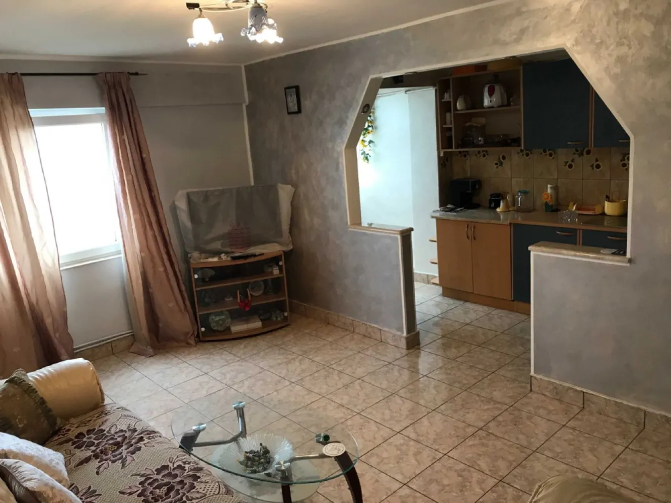 Apartament de vanzare - Agenția imobiliara BRASADAS vinde apartament decomandat, construit din BCA, situat la etajul 10/10, într-un bloc cu 2 lifturi , într-o zonă liniștită din Micro 15. Locația este ideală, având acces facil la piață, spital, școli, parc și magazine. Caracteristici principale: Suprafață utilă: 70 mp 3 camere spațioase (living și 2 dormitoare) Bucătărie luminoasă 1 baie Hol generos și spațiu de depozitare Balcoane închise pentru extinderea spațiului util Apartamentul se vinde parțial mobilat, oferind oportunitatea de a-l amenaja după preferințele dumneavoastră. (cea ce vedeti) Aer conditionat Incalzire in pardoseala. www.brasadas.com.