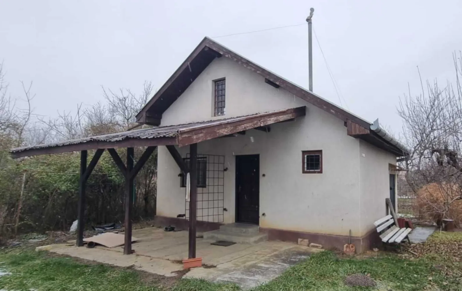Casa cu 7,7 ari de teren in Bercu rosu, strada Afinelor - Casa construita in anul 1997 din zidarie, pe fundatie din beton, cu suprafata utila de aproximativ 52 mp compusa din living cu bucatarie si mansarda, plus un beci generos, si terasa acoperita in fata casei. Casa este foarte luminoasa si bine pozitionata, si s-a pastrat in conditii excelente fara infiltratii, igrasie sau mucegai. Geamurile sunt duble din lemn, usa este din lemn. Accesul atat pietonal cat si auto la casa se face pe un drum de 60 de metri care este inscris in cf. Curtea este bogata in spatiu verde, exista si un gril, livada de meri, peri, pruni, mure, zmeura, smochin, capsuni,gutui si vita de vie cu struguri albi si rosii. Utilitati: curent, apa canalizare, fibra optica introduse de curand.Gazul se gaseste la strada in fata proprietatii. Se accepta si variante : garsoniera in zona decenta plus diferenta de bani, sau 2 garsoniere. Detin toate documentele care atesta constructia casei la standardele legale ( proiect, autorizatii, facturi, chitante ). Sunati-ma doar daca sunteti interesati (zero,sapte,patru,zero,unu,doi,opt,opt,cinci,sapte ) exclus orice fel de intermediari.