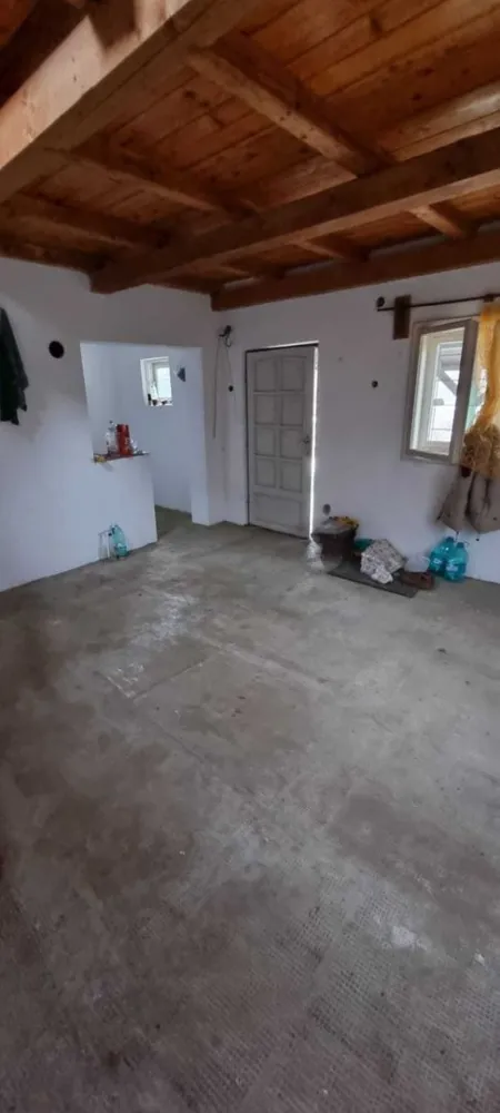 Casa cu 7,7 ari de teren in Bercu rosu, strada Afinelor - Casa construita in anul 1997 din zidarie, pe fundatie din beton, cu suprafata utila de aproximativ 52 mp compusa din living cu bucatarie si mansarda, plus un beci generos, si terasa acoperita in fata casei. Casa este foarte luminoasa si bine pozitionata, si s-a pastrat in conditii excelente fara infiltratii, igrasie sau mucegai. Geamurile sunt duble din lemn, usa este din lemn. Accesul atat pietonal cat si auto la casa se face pe un drum de 60 de metri care este inscris in cf. Curtea este bogata in spatiu verde, exista si un gril, livada de meri, peri, pruni, mure, zmeura, smochin, capsuni,gutui si vita de vie cu struguri albi si rosii. Utilitati: curent, apa canalizare, fibra optica introduse de curand.Gazul se gaseste la strada in fata proprietatii. Se accepta si variante : garsoniera in zona decenta plus diferenta de bani, sau 2 garsoniere. Detin toate documentele care atesta constructia casei la standardele legale ( proiect, autorizatii, facturi, chitante ). Sunati-ma doar daca sunteti interesati (zero,sapte,patru,zero,unu,doi,opt,opt,cinci,sapte ) exclus orice fel de intermediari.