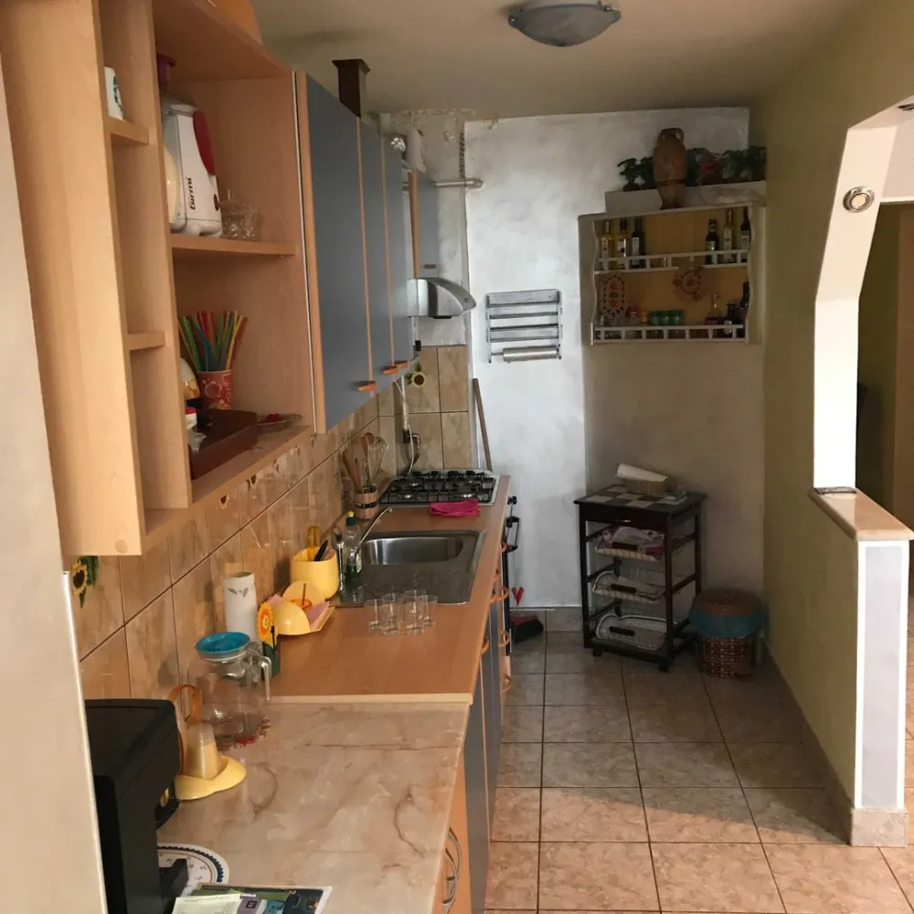 Apartament de vanzare - Agenția imobiliara BRASADAS vinde apartament decomandat, construit din BCA, situat la etajul 10/10, într-un bloc cu 2 lifturi , într-o zonă liniștită din Micro 15. Locația este ideală, având acces facil la piață, spital, școli, parc și magazine. Caracteristici principale: Suprafață utilă: 70 mp 3 camere spațioase (living și 2 dormitoare) Bucătărie luminoasă 1 baie Hol generos și spațiu de depozitare Balcoane închise pentru extinderea spațiului util Apartamentul se vinde parțial mobilat, oferind oportunitatea de a-l amenaja după preferințele dumneavoastră. (cea ce vedeti) Aer conditionat Incalzire in pardoseala. www.brasadas.com.