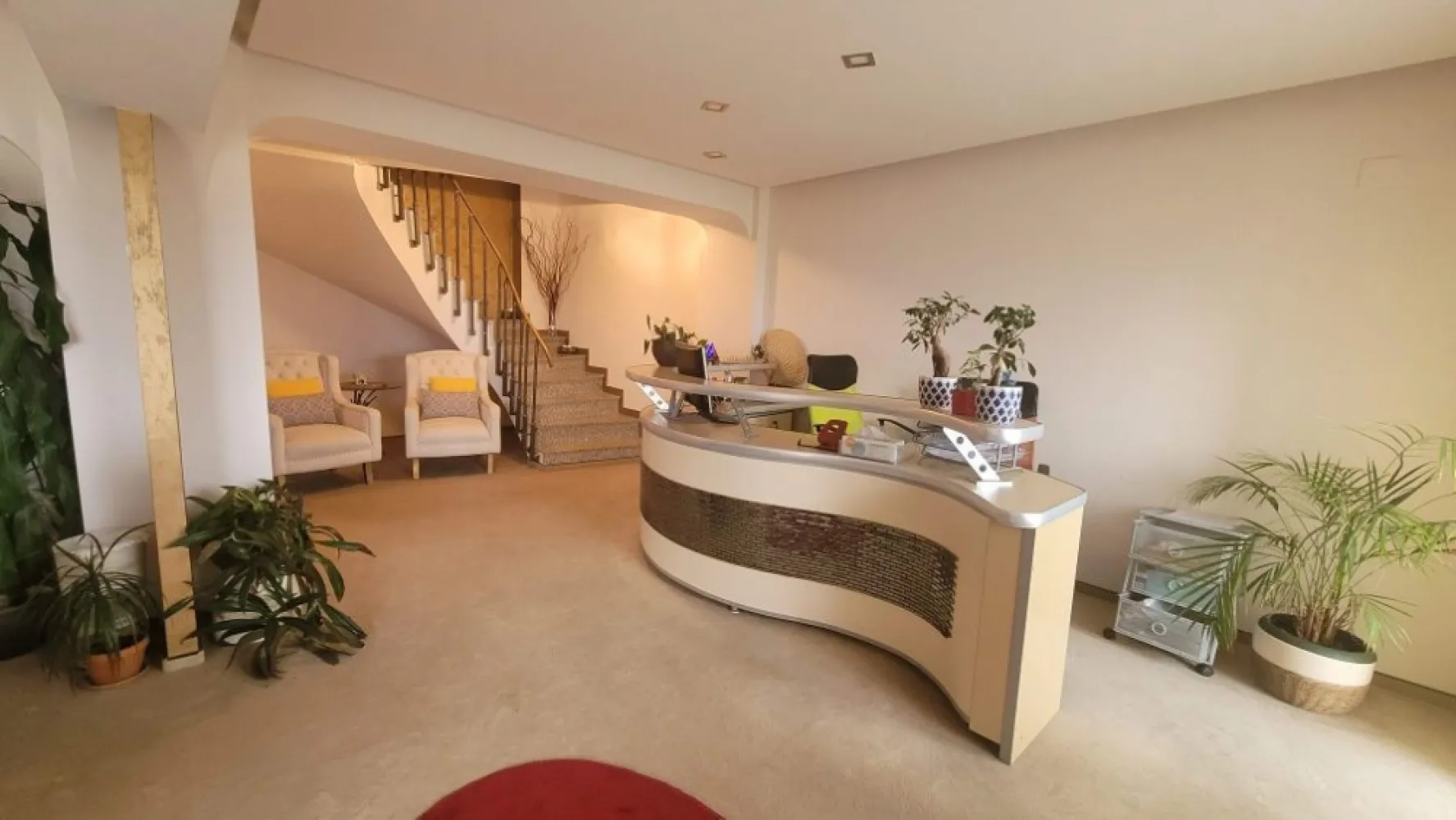 Închiriere Duplex Lux 123 m2 utili | Bd. Unirii, Et 8-9, Birou, vedere - Oferim spre închiriere un apartament deosebit de tip duplex, situat pe Bulevardul Unirii, la etajele 8 și 9, cu o suprafață generoasă de 123 m2 utili și finisaje premium. Compartimentare: Parter: Open space pentru recepție (convertit din 2 camere), zona de asteptare, sală de conferință, bucătărie complet echipată și baie de serviciu. Etaj: Trei birouri spațioase și baia principală. Balcoane: Două balcoane – unul mare la etajul 8 (acces din recepție și sala de conferințe) și unul mai mic la etajul 9 (acces dintr-unul dintre birouri). Avantaje: Vedere panoramică superbă la Bulevardului Unirii, Biblioteca Națională și râul Dâmbovița. Luminozitate: Apartamentul beneficiază de lumină naturală pe tot parcursul zilei, oferind un mediu confortabil atât pentru lucru, cât și pentru relaxare. Amenajări: Mobilier confortabil, scaune ergonomice, mochetă pufoasă, panouri japoneze la ferestre. Confort termic: Fiecare cameră este dotată cu aer condiționat și calorifere instalate recent. Acces facil: Locuri de parcare disponibile, atât publice, cât și private. Locație ideală: Aproape de Tribunalul București (2 minute) și Curtea de Apel (10 minute de mers pe jos), este poziționat într-o zonă perfectă pentru avocați și notari. Pretabil și pentru birou de arhitectură, firmă de contabilitate, marketing sau orice alt profil care are nevoie să își transforme activitatea solicitantă în una plină de creativitate și relaxare. Atât echipa cât și clienții vor adora acest spațiu. Înconjurat de cafenele și restaurante, la o stație de autobuz de metrou Unirii și aproape de Centrul Vechi, biroul este poziționat într-una din cele mai verzi și frumoase zone din Bucureștiul actual. Apartamentul este ideal pentru firme care caută un spațiu modern, funcțional și elegant. Alte detalii suplimentare sunt disponibile la cerere. Se închiriază mobilat ca în poze sau nemobilat. Contactați-ne pentru o vizionare!