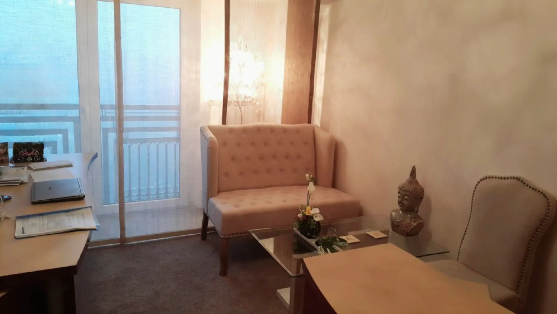Închiriere Duplex Lux 123 m2 utili | Bd. Unirii, Et 8-9, Birou, vedere - Oferim spre închiriere un apartament deosebit de tip duplex, situat pe Bulevardul Unirii, la etajele 8 și 9, cu o suprafață generoasă de 123 m2 utili și finisaje premium. Compartimentare: Parter: Open space pentru recepție (convertit din 2 camere), zona de asteptare, sală de conferință, bucătărie complet echipată și baie de serviciu. Etaj: Trei birouri spațioase și baia principală. Balcoane: Două balcoane – unul mare la etajul 8 (acces din recepție și sala de conferințe) și unul mai mic la etajul 9 (acces dintr-unul dintre birouri). Avantaje: Vedere panoramică superbă la Bulevardului Unirii, Biblioteca Națională și râul Dâmbovița. Luminozitate: Apartamentul beneficiază de lumină naturală pe tot parcursul zilei, oferind un mediu confortabil atât pentru lucru, cât și pentru relaxare. Amenajări: Mobilier confortabil, scaune ergonomice, mochetă pufoasă, panouri japoneze la ferestre. Confort termic: Fiecare cameră este dotată cu aer condiționat și calorifere instalate recent. Acces facil: Locuri de parcare disponibile, atât publice, cât și private. Locație ideală: Aproape de Tribunalul București (2 minute) și Curtea de Apel (10 minute de mers pe jos), este poziționat într-o zonă perfectă pentru avocați și notari. Pretabil și pentru birou de arhitectură, firmă de contabilitate, marketing sau orice alt profil care are nevoie să își transforme activitatea solicitantă în una plină de creativitate și relaxare. Atât echipa cât și clienții vor adora acest spațiu. Înconjurat de cafenele și restaurante, la o stație de autobuz de metrou Unirii și aproape de Centrul Vechi, biroul este poziționat într-una din cele mai verzi și frumoase zone din Bucureștiul actual. Apartamentul este ideal pentru firme care caută un spațiu modern, funcțional și elegant. Alte detalii suplimentare sunt disponibile la cerere. Se închiriază mobilat ca în poze sau nemobilat. Contactați-ne pentru o vizionare!