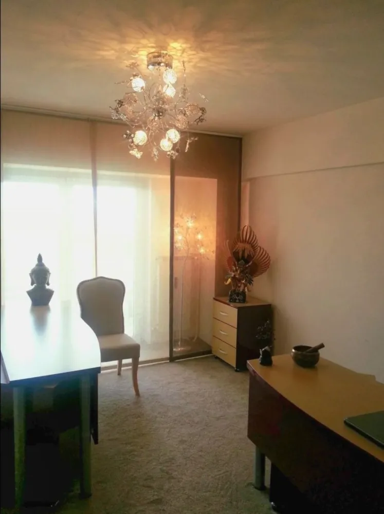 Închiriere Duplex Lux 123 m2 utili | Bd. Unirii, Et 8-9, Birou, vedere - Oferim spre închiriere un apartament deosebit de tip duplex, situat pe Bulevardul Unirii, la etajele 8 și 9, cu o suprafață generoasă de 123 m2 utili și finisaje premium. Compartimentare: Parter: Open space pentru recepție (convertit din 2 camere), zona de asteptare, sală de conferință, bucătărie complet echipată și baie de serviciu. Etaj: Trei birouri spațioase și baia principală. Balcoane: Două balcoane – unul mare la etajul 8 (acces din recepție și sala de conferințe) și unul mai mic la etajul 9 (acces dintr-unul dintre birouri). Avantaje: Vedere panoramică superbă la Bulevardului Unirii, Biblioteca Națională și râul Dâmbovița. Luminozitate: Apartamentul beneficiază de lumină naturală pe tot parcursul zilei, oferind un mediu confortabil atât pentru lucru, cât și pentru relaxare. Amenajări: Mobilier confortabil, scaune ergonomice, mochetă pufoasă, panouri japoneze la ferestre. Confort termic: Fiecare cameră este dotată cu aer condiționat și calorifere instalate recent. Acces facil: Locuri de parcare disponibile, atât publice, cât și private. Locație ideală: Aproape de Tribunalul București (2 minute) și Curtea de Apel (10 minute de mers pe jos), este poziționat într-o zonă perfectă pentru avocați și notari. Pretabil și pentru birou de arhitectură, firmă de contabilitate, marketing sau orice alt profil care are nevoie să își transforme activitatea solicitantă în una plină de creativitate și relaxare. Atât echipa cât și clienții vor adora acest spațiu. Înconjurat de cafenele și restaurante, la o stație de autobuz de metrou Unirii și aproape de Centrul Vechi, biroul este poziționat într-una din cele mai verzi și frumoase zone din Bucureștiul actual. Apartamentul este ideal pentru firme care caută un spațiu modern, funcțional și elegant. Alte detalii suplimentare sunt disponibile la cerere. Se închiriază mobilat ca în poze sau nemobilat. Contactați-ne pentru o vizionare!