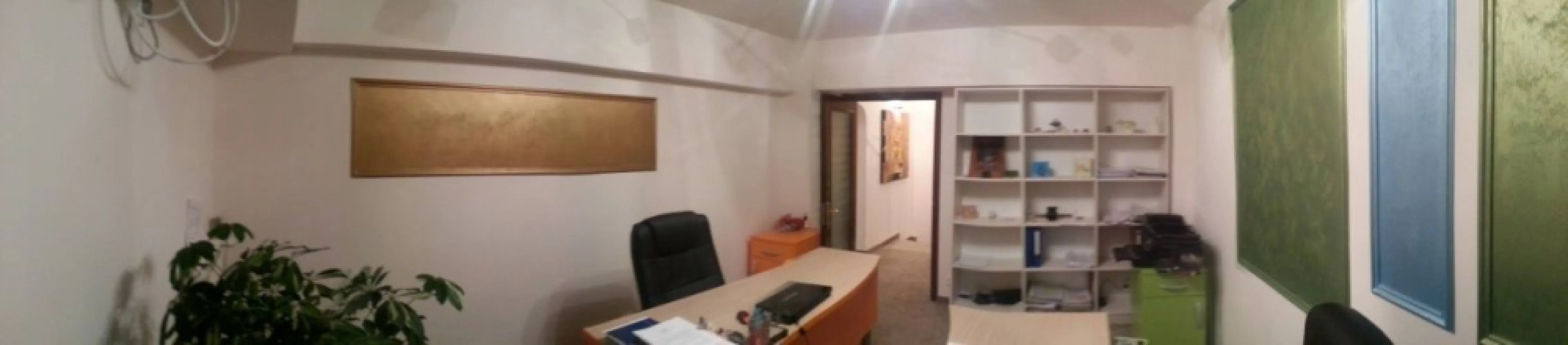 Închiriere Duplex Lux 123 m2 utili | Bd. Unirii, Et 8-9, Birou, vedere - Oferim spre închiriere un apartament deosebit de tip duplex, situat pe Bulevardul Unirii, la etajele 8 și 9, cu o suprafață generoasă de 123 m2 utili și finisaje premium. Compartimentare: Parter: Open space pentru recepție (convertit din 2 camere), zona de asteptare, sală de conferință, bucătărie complet echipată și baie de serviciu. Etaj: Trei birouri spațioase și baia principală. Balcoane: Două balcoane – unul mare la etajul 8 (acces din recepție și sala de conferințe) și unul mai mic la etajul 9 (acces dintr-unul dintre birouri). Avantaje: Vedere panoramică superbă la Bulevardului Unirii, Biblioteca Națională și râul Dâmbovița. Luminozitate: Apartamentul beneficiază de lumină naturală pe tot parcursul zilei, oferind un mediu confortabil atât pentru lucru, cât și pentru relaxare. Amenajări: Mobilier confortabil, scaune ergonomice, mochetă pufoasă, panouri japoneze la ferestre. Confort termic: Fiecare cameră este dotată cu aer condiționat și calorifere instalate recent. Acces facil: Locuri de parcare disponibile, atât publice, cât și private. Locație ideală: Aproape de Tribunalul București (2 minute) și Curtea de Apel (10 minute de mers pe jos), este poziționat într-o zonă perfectă pentru avocați și notari. Pretabil și pentru birou de arhitectură, firmă de contabilitate, marketing sau orice alt profil care are nevoie să își transforme activitatea solicitantă în una plină de creativitate și relaxare. Atât echipa cât și clienții vor adora acest spațiu. Înconjurat de cafenele și restaurante, la o stație de autobuz de metrou Unirii și aproape de Centrul Vechi, biroul este poziționat într-una din cele mai verzi și frumoase zone din Bucureștiul actual. Apartamentul este ideal pentru firme care caută un spațiu modern, funcțional și elegant. Alte detalii suplimentare sunt disponibile la cerere. Se închiriază mobilat ca în poze sau nemobilat. Contactați-ne pentru o vizionare!