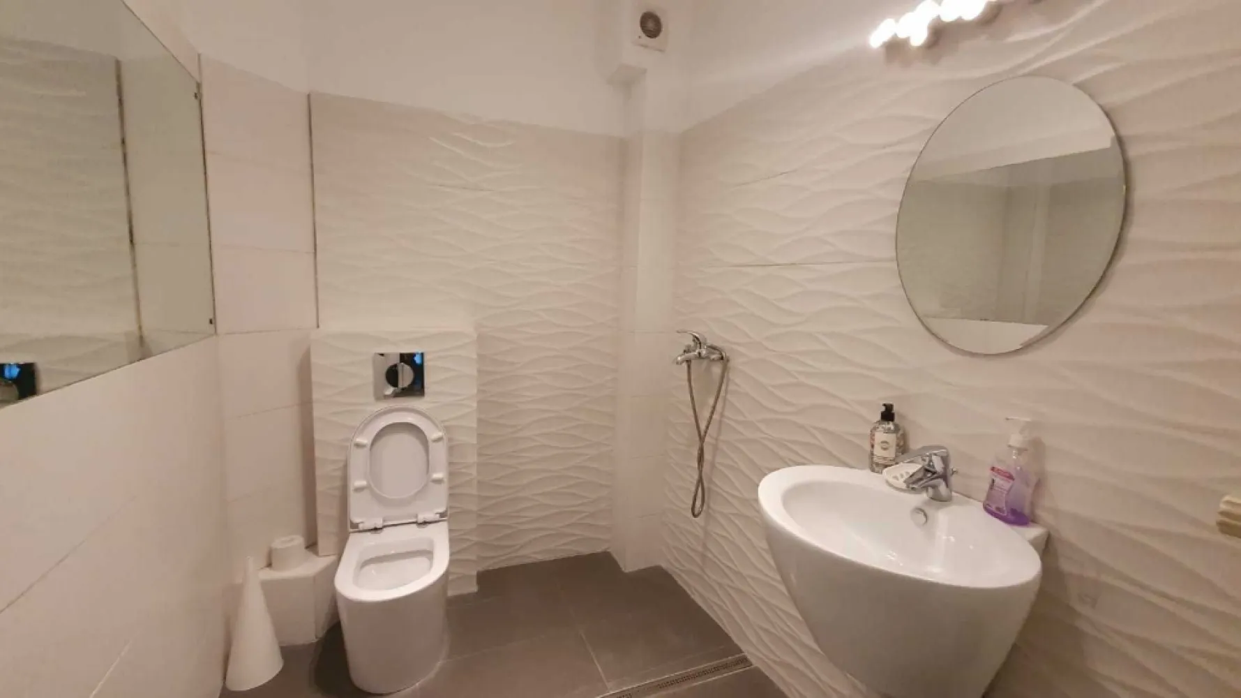 Apartament 2 camere in vila, stradal Dorobanți doua balcoane, două băi - De vânzare: apartament cu 2 camere, luminos, recent renovat, pe Calea Dorobanților 69, colț cu Strada Slătineanu, în apropierea Ambasadei Turciei. Apartamentul este situat la etajul 1 într-o clădire interbelică cu 2 etaje (P+2), construită în stil Art Deco, cu o curte interioară. La parterul imobilului se află un spațiu comercial – cafeneaua Coppa –, iar la etajele superioare sunt patru apartamente, câte două pe fiecare etaj. Compartimentare: - Living foarte spațios cu bucătărie deschisă - Dormitor generos - Baie modernă, dotată cu duș walk-in - O a treia cameră amenajată ca birou, provenită din transformarea unui hol și a unei băi (se poate transforma inapoi in baie, exista gresie, scurgere si tevi de apa) - Hol foarte încăpător - Două balcoane Facilități: - Încălzire prin centrală termică proprie pe gaz - Aer condiționat atât în dormitor, cât și în living - Parchet masiv - Contor individual pentru apă - Vedere mixtă: atât spre stradă, cât și spre curtea interioară - O boxă de 6 mp la subsolul blocului, aflată în folosință (se poate uzucapa, este in folosința apartamentului incă de când a fost construit imobilul, noi îl deținem de 19 ani) - Cotă indiviză din pod. - apartamentul are 55 mp utili, 2 balcoane in suprafata totala de 5 mp, 66 suprafata totala, cu balcoane si boxă, Apartamentul a fost închiriat, de-a lungul timpului, atât ca locuință, cât și ca spațiu de birouri, fiind potrivit pentru ambele destinații. Fiind stradal pe Dorobanti, este pretabil si pentru cabinet notarial, de avocatură sau de mediere. De asemenea, pentru o perioadă, în apartament a funcționat un cabinet de europarlamentar. Chiria estimată se situează între 750 și 1.200 de euro pe lună. Demersurile pentru renovarea fațadei clădirii au fost deja inițiate, avem deja obținut certificatul de urbanism. Imobilul nu este încadrat în nicio categorie de risc seismic de tip RS, figureaza in categoria U3 (urgență 3) fiind posibila creditarea de la bancă. Categoriile de urgență (U1,U2 și U3) sunt acele clădiri expertizate pe baza codului de proiectare P100-92 (normativ care este abrogat și nu mai este folosit) Imobilul este din 1937 Proprietar. În cazul colaborării cu agenții, sunt dispus să plătesc comision max 2% Prețul este ușor negociabil. 164. 900 euro