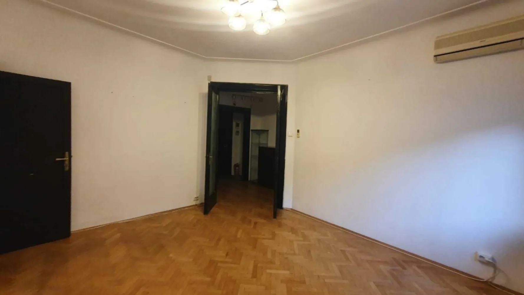 Apartament 2 camere in vila, stradal Dorobanți doua balcoane, două băi - De vânzare: apartament cu 2 camere, luminos, recent renovat, pe Calea Dorobanților 69, colț cu Strada Slătineanu, în apropierea Ambasadei Turciei. Apartamentul este situat la etajul 1 într-o clădire interbelică cu 2 etaje (P+2), construită în stil Art Deco, cu o curte interioară. La parterul imobilului se află un spațiu comercial – cafeneaua Coppa –, iar la etajele superioare sunt patru apartamente, câte două pe fiecare etaj. Compartimentare: - Living foarte spațios cu bucătărie deschisă - Dormitor generos - Baie modernă, dotată cu duș walk-in - O a treia cameră amenajată ca birou, provenită din transformarea unui hol și a unei băi (se poate transforma inapoi in baie, exista gresie, scurgere si tevi de apa) - Hol foarte încăpător - Două balcoane Facilități: - Încălzire prin centrală termică proprie pe gaz - Aer condiționat atât în dormitor, cât și în living - Parchet masiv - Contor individual pentru apă - Vedere mixtă: atât spre stradă, cât și spre curtea interioară - O boxă de 6 mp la subsolul blocului, aflată în folosință (se poate uzucapa, este in folosința apartamentului incă de când a fost construit imobilul, noi îl deținem de 19 ani) - Cotă indiviză din pod. - apartamentul are 55 mp utili, 2 balcoane in suprafata totala de 5 mp, 66 suprafata totala, cu balcoane si boxă, Apartamentul a fost închiriat, de-a lungul timpului, atât ca locuință, cât și ca spațiu de birouri, fiind potrivit pentru ambele destinații. Fiind stradal pe Dorobanti, este pretabil si pentru cabinet notarial, de avocatură sau de mediere. De asemenea, pentru o perioadă, în apartament a funcționat un cabinet de europarlamentar. Chiria estimată se situează între 750 și 1.200 de euro pe lună. Demersurile pentru renovarea fațadei clădirii au fost deja inițiate, avem deja obținut certificatul de urbanism. Imobilul nu este încadrat în nicio categorie de risc seismic de tip RS, figureaza in categoria U3 (urgență 3) fiind posibila creditarea de la bancă. Categoriile de urgență (U1,U2 și U3) sunt acele clădiri expertizate pe baza codului de proiectare P100-92 (normativ care este abrogat și nu mai este folosit) Imobilul este din 1937 Proprietar. În cazul colaborării cu agenții, sunt dispus să plătesc comision max 2% Prețul este ușor negociabil. 164. 900 euro