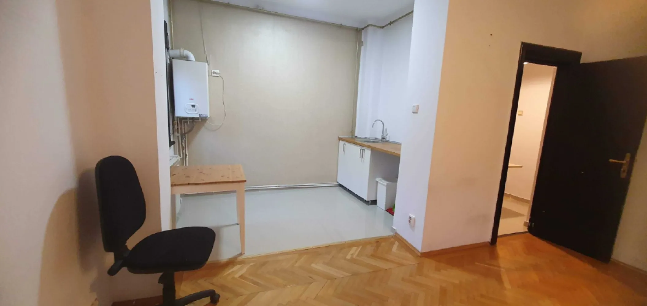 Apartament 2 camere in vila, stradal Dorobanți doua balcoane, două băi - De vânzare: apartament cu 2 camere, luminos, recent renovat, pe Calea Dorobanților 69, colț cu Strada Slătineanu, în apropierea Ambasadei Turciei. Apartamentul este situat la etajul 1 într-o clădire interbelică cu 2 etaje (P+2), construită în stil Art Deco, cu o curte interioară. La parterul imobilului se află un spațiu comercial – cafeneaua Coppa –, iar la etajele superioare sunt patru apartamente, câte două pe fiecare etaj. Compartimentare: - Living foarte spațios cu bucătărie deschisă - Dormitor generos - Baie modernă, dotată cu duș walk-in - O a treia cameră amenajată ca birou, provenită din transformarea unui hol și a unei băi (se poate transforma inapoi in baie, exista gresie, scurgere si tevi de apa) - Hol foarte încăpător - Două balcoane Facilități: - Încălzire prin centrală termică proprie pe gaz - Aer condiționat atât în dormitor, cât și în living - Parchet masiv - Contor individual pentru apă - Vedere mixtă: atât spre stradă, cât și spre curtea interioară - O boxă de 6 mp la subsolul blocului, aflată în folosință (se poate uzucapa, este in folosința apartamentului incă de când a fost construit imobilul, noi îl deținem de 19 ani) - Cotă indiviză din pod. - apartamentul are 55 mp utili, 2 balcoane in suprafata totala de 5 mp, 66 suprafata totala, cu balcoane si boxă, Apartamentul a fost închiriat, de-a lungul timpului, atât ca locuință, cât și ca spațiu de birouri, fiind potrivit pentru ambele destinații. Fiind stradal pe Dorobanti, este pretabil si pentru cabinet notarial, de avocatură sau de mediere. De asemenea, pentru o perioadă, în apartament a funcționat un cabinet de europarlamentar. Chiria estimată se situează între 750 și 1.200 de euro pe lună. Demersurile pentru renovarea fațadei clădirii au fost deja inițiate, avem deja obținut certificatul de urbanism. Imobilul nu este încadrat în nicio categorie de risc seismic de tip RS, figureaza in categoria U3 (urgență 3) fiind posibila creditarea de la bancă. Categoriile de urgență (U1,U2 și U3) sunt acele clădiri expertizate pe baza codului de proiectare P100-92 (normativ care este abrogat și nu mai este folosit) Imobilul este din 1937 Proprietar. În cazul colaborării cu agenții, sunt dispus să plătesc comision max 2% Prețul este ușor negociabil. 164. 900 euro