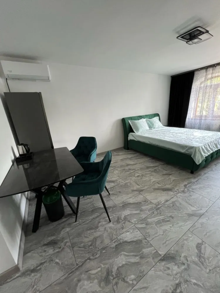 Inchriez apartament 40 mp,Bucuresti utilat ,renovat 15 min Pta Unirii - Va ofer spre închiriere un apartament cu o cameră de 40 mp la parterul unei vile care este complet renovat și utilat si care are un pat matrimonial, televizor de 65 inch 4k, un dressing, frigider propriu, zona proprie de dining, aer condiționat si centala termică , baie proprie, masina de spalat și uscător de rufe proprii precum si acces la bucatarie vilei si la curtea interioară. Acest apartament are si un loc de parcare. Exista televiziune prin cablu si internet de mare viteza. Pentru confortul si siguranța dumneavoastră exista camera de supraveghere a vilei. Accesul pe proprietate, in vila si in apartament se face pe baza unui cod de acces fiind montate yale inteligente. Tot pentru confortul dumneavoastră pe holuri , in baie si in bucătărie sunt instalate corpuri de iluminat cu senzori. Baia este complet renovată, instalată o cada noua si un uscator de par. Puteți trai experiența unui hotel de 5 stele si sa fiți oaspetele nostru pe termen lung. In apropiere aveți supermarket Lidl, Mega Image, Penny, farmacia Tei. De asemenea in apropiere aveti sala de fitness , Confort Urban fitness, restaurant. Ca mijloace de transport aveți autobuzul 117, 227 Sunteți la 15 minute de Piata Unirii. Apartamentul este disponibil imediat.