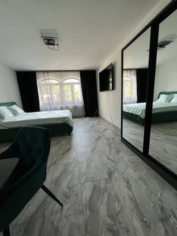 Inchriez apartament 40 mp,Bucuresti utilat ,renovat 15 min Pta Unirii - Va ofer spre închiriere un apartament cu o cameră de 40 mp la parterul unei vile care este complet renovat și utilat si care are un pat matrimonial, televizor de 65 inch 4k, un dressing, frigider propriu, zona proprie de dining, aer condiționat si centala termică , baie proprie, masina de spalat și uscător de rufe proprii precum si acces la bucatarie vilei si la curtea interioară. Acest apartament are si un loc de parcare. Exista televiziune prin cablu si internet de mare viteza. Pentru confortul si siguranța dumneavoastră exista camera de supraveghere a vilei. Accesul pe proprietate, in vila si in apartament se face pe baza unui cod de acces fiind montate yale inteligente. Tot pentru confortul dumneavoastră pe holuri , in baie si in bucătărie sunt instalate corpuri de iluminat cu senzori. Baia este complet renovată, instalată o cada noua si un uscator de par. Puteți trai experiența unui hotel de 5 stele si sa fiți oaspetele nostru pe termen lung. In apropiere aveți supermarket Lidl, Mega Image, Penny, farmacia Tei. De asemenea in apropiere aveti sala de fitness , Confort Urban fitness, restaurant. Ca mijloace de transport aveți autobuzul 117, 227 Sunteți la 15 minute de Piata Unirii. Apartamentul este disponibil imediat.
