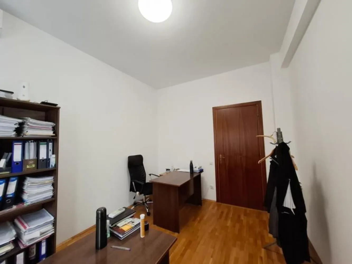 BRASADAS vinde Imobil exclusivist in cartierul Primaverii. - Agentia Imobiliara BRASADAS vinde un imobil deosebit, situat intr-una dintre cele mai prestigioase si sigure zone ale Capitalei - Primaverii, pe o strada linistita, intr-o cladire eleganta cu doar 3 etaje. Proprietatea este compusa din doua spatii distincte, aflate in aceeasi cladire, cu intrari separate: 1. Apartament generos - Etaj 2 Suprafata utila totala: 137,36 mp Compartimentare: Living spatios (56,40 mp) Birou (12,70 mp) Bucatarie (10,70 mp) Dormitor 1 (18,90 mp) Dormitor 2 (15,10 mp) Baie (6,50 mp) Grup sanitar (3,92 mp) Hol, sas, debara, culoar (~11,2 mp) Balcon: 8,40 mp Total apartament + balcon: ~154,96 mp --------- 2. Apartament tip camera cu terase – Etaj 3 Suprafata utila: 39,60 mp, compusa din: Salon (28,12 mp) Grup sanitar (2,28 mp) Casa scarii (9,20 mp) Doua terase circulabile descoperite, cu suprafete impresionante: Terasa 1: 55 mp Terasa 2: 52 mp Suprafata totala: 146,60 mp Rezumat: - Suprafata utila totala: 176,96 mp - Suprafata totala cu terase/balcoane: 292,36 mp - Suprafata construita: 301,56 mp Caracteristici ale imobilului si ale zonei: Cladire cu regim mic de inaltime – doar 3 etaje Localizare exclusivista in Primaverii, inconjurata de: consulate si ambasade, ceea ce ofera un grad ridicat de siguranta si prestigiu, Parcul Herastrau (Parcul "Regele Mihai I") si Parcul Bordei, ideale pentru relaxare si sport, numeroase restaurante si cafenele de top, perfecte pentru intalniri de afaceri sau timp liber. Transport public : Metrou – statia Aviatorilor (linia M2) – la aproximativ 10–12 minute de mers pe jos; Autobuz – linii STB care fac legatura rapida cu Piata Victoriei, Manastirea Casin si zona centrala; Tramvai – linia 41, accesibila usor prin Piata Presei Libere / Bd. Marasti (15 minute de mers sau cateva minute cu autobuzul din zona Aviatorilor) Ideal pentru: - rezidenta de lux, - investitie (inchiriere birouri, rezidential premium), - spatiu reprezentativ pentru firma Pretul nu este purtator de TVA. www.brasadas.com.