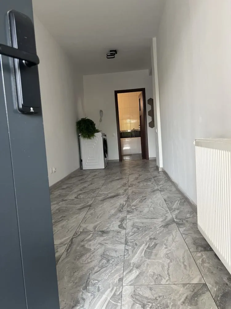 Inchriez apartament 40 mp,Bucuresti utilat ,renovat 15 min Pta Unirii - Va ofer spre închiriere un apartament cu o cameră de 40 mp la parterul unei vile care este complet renovat și utilat si care are un pat matrimonial, televizor de 65 inch 4k, un dressing, frigider propriu, zona proprie de dining, aer condiționat si centala termică , baie proprie, masina de spalat și uscător de rufe proprii precum si acces la bucatarie vilei si la curtea interioară. Acest apartament are si un loc de parcare. Exista televiziune prin cablu si internet de mare viteza. Pentru confortul si siguranța dumneavoastră exista camera de supraveghere a vilei. Accesul pe proprietate, in vila si in apartament se face pe baza unui cod de acces fiind montate yale inteligente. Tot pentru confortul dumneavoastră pe holuri , in baie si in bucătărie sunt instalate corpuri de iluminat cu senzori. Baia este complet renovată, instalată o cada noua si un uscator de par. Puteți trai experiența unui hotel de 5 stele si sa fiți oaspetele nostru pe termen lung. In apropiere aveți supermarket Lidl, Mega Image, Penny, farmacia Tei. De asemenea in apropiere aveti sala de fitness , Confort Urban fitness, restaurant. Ca mijloace de transport aveți autobuzul 117, 227 Sunteți la 15 minute de Piata Unirii. Apartamentul este disponibil imediat.
