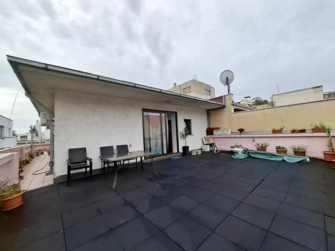 BRASADAS vinde Imobil exclusivist in cartierul Primaverii. - Agentia Imobiliara BRASADAS vinde un imobil deosebit, situat intr-una dintre cele mai prestigioase si sigure zone ale Capitalei - Primaverii, pe o strada linistita, intr-o cladire eleganta cu doar 3 etaje. Proprietatea este compusa din doua spatii distincte, aflate in aceeasi cladire, cu intrari separate: 1. Apartament generos - Etaj 2 Suprafata utila totala: 137,36 mp Compartimentare: Living spatios (56,40 mp) Birou (12,70 mp) Bucatarie (10,70 mp) Dormitor 1 (18,90 mp) Dormitor 2 (15,10 mp) Baie (6,50 mp) Grup sanitar (3,92 mp) Hol, sas, debara, culoar (~11,2 mp) Balcon: 8,40 mp Total apartament + balcon: ~154,96 mp --------- 2. Apartament tip camera cu terase – Etaj 3 Suprafata utila: 39,60 mp, compusa din: Salon (28,12 mp) Grup sanitar (2,28 mp) Casa scarii (9,20 mp) Doua terase circulabile descoperite, cu suprafete impresionante: Terasa 1: 55 mp Terasa 2: 52 mp Suprafata totala: 146,60 mp Rezumat: - Suprafata utila totala: 176,96 mp - Suprafata totala cu terase/balcoane: 292,36 mp - Suprafata construita: 301,56 mp Caracteristici ale imobilului si ale zonei: Cladire cu regim mic de inaltime – doar 3 etaje Localizare exclusivista in Primaverii, inconjurata de: consulate si ambasade, ceea ce ofera un grad ridicat de siguranta si prestigiu, Parcul Herastrau (Parcul "Regele Mihai I") si Parcul Bordei, ideale pentru relaxare si sport, numeroase restaurante si cafenele de top, perfecte pentru intalniri de afaceri sau timp liber. Transport public : Metrou – statia Aviatorilor (linia M2) – la aproximativ 10–12 minute de mers pe jos; Autobuz – linii STB care fac legatura rapida cu Piata Victoriei, Manastirea Casin si zona centrala; Tramvai – linia 41, accesibila usor prin Piata Presei Libere / Bd. Marasti (15 minute de mers sau cateva minute cu autobuzul din zona Aviatorilor) Ideal pentru: - rezidenta de lux, - investitie (inchiriere birouri, rezidential premium), - spatiu reprezentativ pentru firma Pretul nu este purtator de TVA. www.brasadas.com.