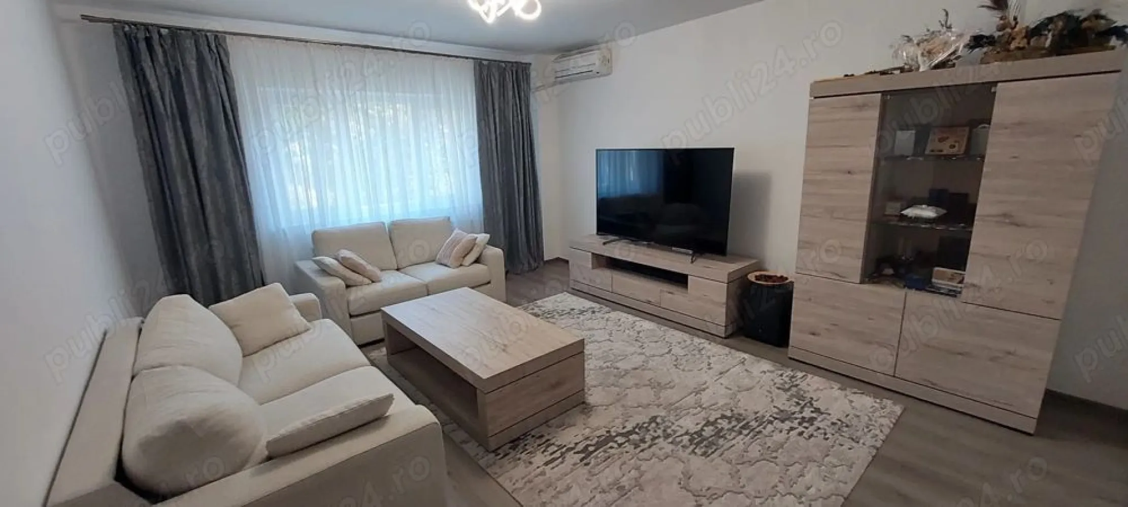 Bd. Unirii, 3 camere, 2 bai, centrala termica, parcare, lux - Agenția imobiliara BRASADAS închiriază apartament 3 camere Bd. Unirii, 76 mp, decomandat, 2 băi, central termică proprie, loc parcare închiriat, bloc din 1995, etajul 4 din 8, cu scară curată și lift. Vedere mixtă, zonă liniștită, acces rapid la restaurante, magazine, Mall, transport în comun, școli și grădinițe. Dotări Mobilat si utilat complet Centrală proprie 2 bai, balcon Cada hidromasaj 2 x Aer condiționat Instalatie electrica si termica noi Mașină de spălat rufe Uscător rufe Mașină de spălat vase Plită inductie, cuptor electric, cuptor microunde, hotă Combina frigorifică, expresor cafea TV smart SONY 165 cm Mobilier Mobexpert Canapea extensibila și pat cu ladă Dressinguri și spații generoase de depozitare Parcare inchiriata în fața blocului Informații suplimentare Contract ANAF Chirie: 900 euro lună Garanție: 900 euro Perioadă minimă de închiriere: 1 an Fără animale de companie. Disponibil din 22 august 2025.