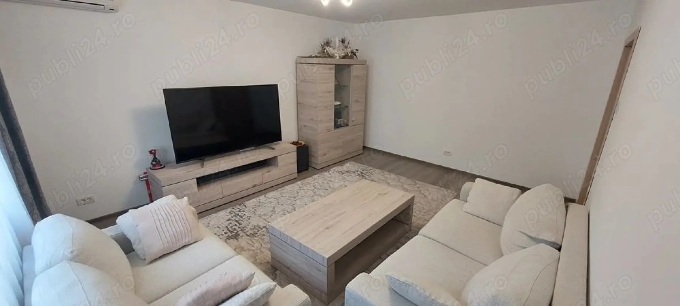 Bd. Unirii, 3 camere, 2 bai, centrala termica, parcare, lux - Agenția imobiliara BRASADAS închiriază apartament 3 camere Bd. Unirii, 76 mp, decomandat, 2 băi, central termică proprie, loc parcare închiriat, bloc din 1995, etajul 4 din 8, cu scară curată și lift. Vedere mixtă, zonă liniștită, acces rapid la restaurante, magazine, Mall, transport în comun, școli și grădinițe. Dotări Mobilat si utilat complet Centrală proprie 2 bai, balcon Cada hidromasaj 2 x Aer condiționat Instalatie electrica si termica noi Mașină de spălat rufe Uscător rufe Mașină de spălat vase Plită inductie, cuptor electric, cuptor microunde, hotă Combina frigorifică, expresor cafea TV smart SONY 165 cm Mobilier Mobexpert Canapea extensibila și pat cu ladă Dressinguri și spații generoase de depozitare Parcare inchiriata în fața blocului Informații suplimentare Contract ANAF Chirie: 900 euro lună Garanție: 900 euro Perioadă minimă de închiriere: 1 an Fără animale de companie. Disponibil din 22 august 2025.