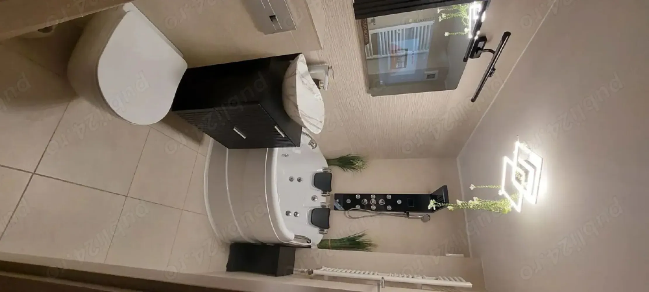 Bd. Unirii, 3 camere, 2 bai, centrala termica, parcare, lux - Agenția imobiliara BRASADAS închiriază apartament 3 camere Bd. Unirii, 76 mp, decomandat, 2 băi, central termică proprie, loc parcare închiriat, bloc din 1995, etajul 4 din 8, cu scară curată și lift. Vedere mixtă, zonă liniștită, acces rapid la restaurante, magazine, Mall, transport în comun, școli și grădinițe. Dotări Mobilat si utilat complet Centrală proprie 2 bai, balcon Cada hidromasaj 2 x Aer condiționat Instalatie electrica si termica noi Mașină de spălat rufe Uscător rufe Mașină de spălat vase Plită inductie, cuptor electric, cuptor microunde, hotă Combina frigorifică, expresor cafea TV smart SONY 165 cm Mobilier Mobexpert Canapea extensibila și pat cu ladă Dressinguri și spații generoase de depozitare Parcare inchiriata în fața blocului Informații suplimentare Contract ANAF Chirie: 900 euro lună Garanție: 900 euro Perioadă minimă de închiriere: 1 an Fără animale de companie. Disponibil din 22 august 2025.