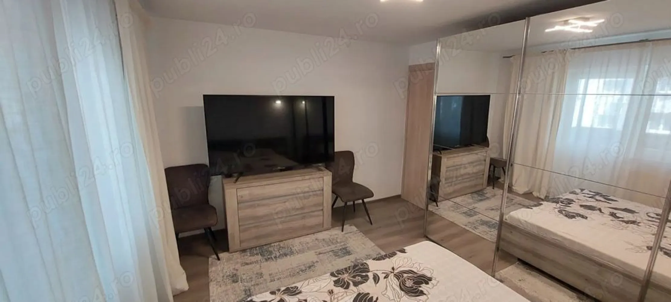 Bd. Unirii, 3 camere, 2 bai, centrala termica, parcare, lux - Agenția imobiliara BRASADAS închiriază apartament 3 camere Bd. Unirii, 76 mp, decomandat, 2 băi, central termică proprie, loc parcare închiriat, bloc din 1995, etajul 4 din 8, cu scară curată și lift. Vedere mixtă, zonă liniștită, acces rapid la restaurante, magazine, Mall, transport în comun, școli și grădinițe. Dotări Mobilat si utilat complet Centrală proprie 2 bai, balcon Cada hidromasaj 2 x Aer condiționat Instalatie electrica si termica noi Mașină de spălat rufe Uscător rufe Mașină de spălat vase Plită inductie, cuptor electric, cuptor microunde, hotă Combina frigorifică, expresor cafea TV smart SONY 165 cm Mobilier Mobexpert Canapea extensibila și pat cu ladă Dressinguri și spații generoase de depozitare Parcare inchiriata în fața blocului Informații suplimentare Contract ANAF Chirie: 900 euro lună Garanție: 900 euro Perioadă minimă de închiriere: 1 an Fără animale de companie. Disponibil din 22 august 2025.