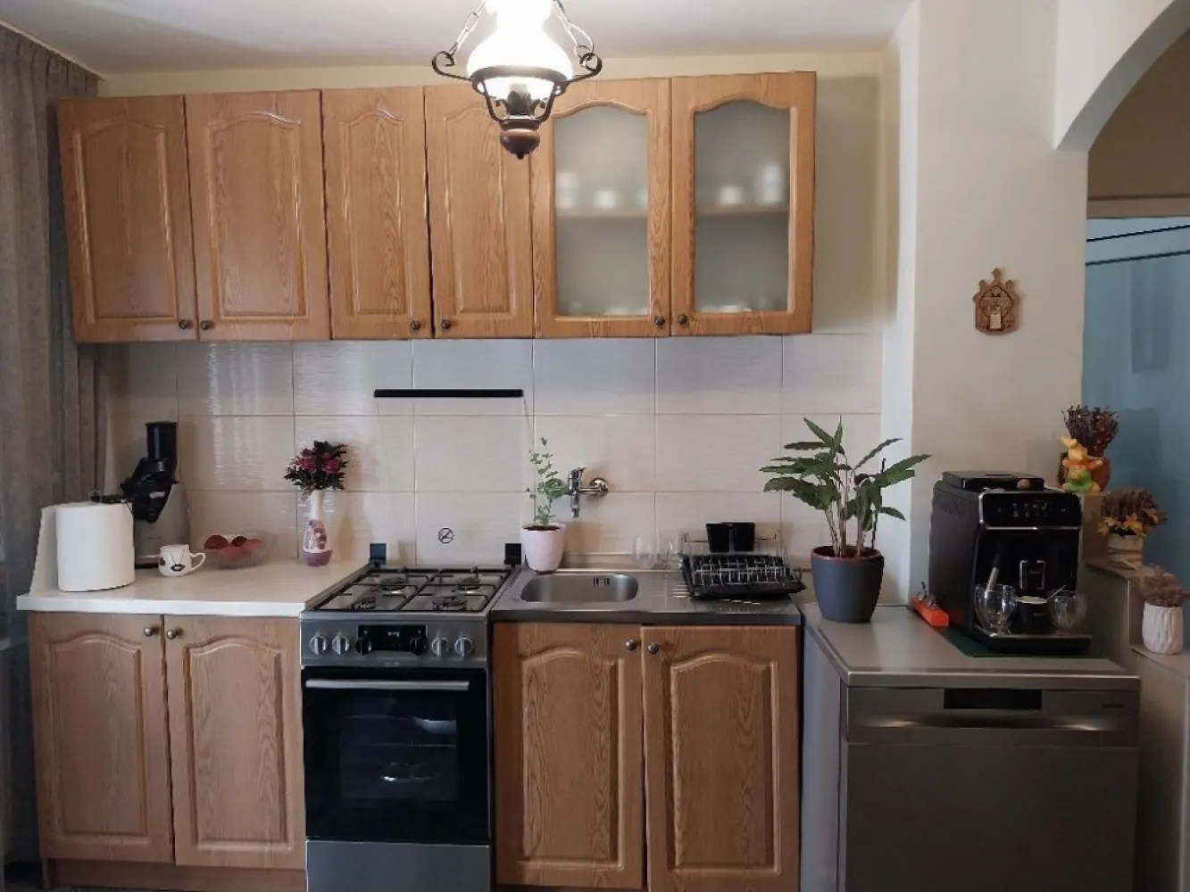 BRASADAS vinde ap 3 cam etej 3/4 & zona Soarelui. - Agenția imobiliara BRASADAS vinde apartament cu 3 camere decomandat, 2 bai, bucătărie mare. Apartamentul se afla vis-a-vis de curtea restaurantului Elisa Zamfirescu(fostul liceu MIU). Acesta se afla la etajul 3/4 . Are 2 balcoane, 1 cămară pentru alimente și o cameră tehnica pentru centrala și depozitare. Se vinde cu beci mare, uscat, loc de parcare. Scara liniștită, închisă cu interfon. Un avantaj foarte mare este faptul ca apartamentul nu este pe colt, drept urmare costurile de încălzire pe timp de iarna sunt foarte mici. www.brasadas.com.