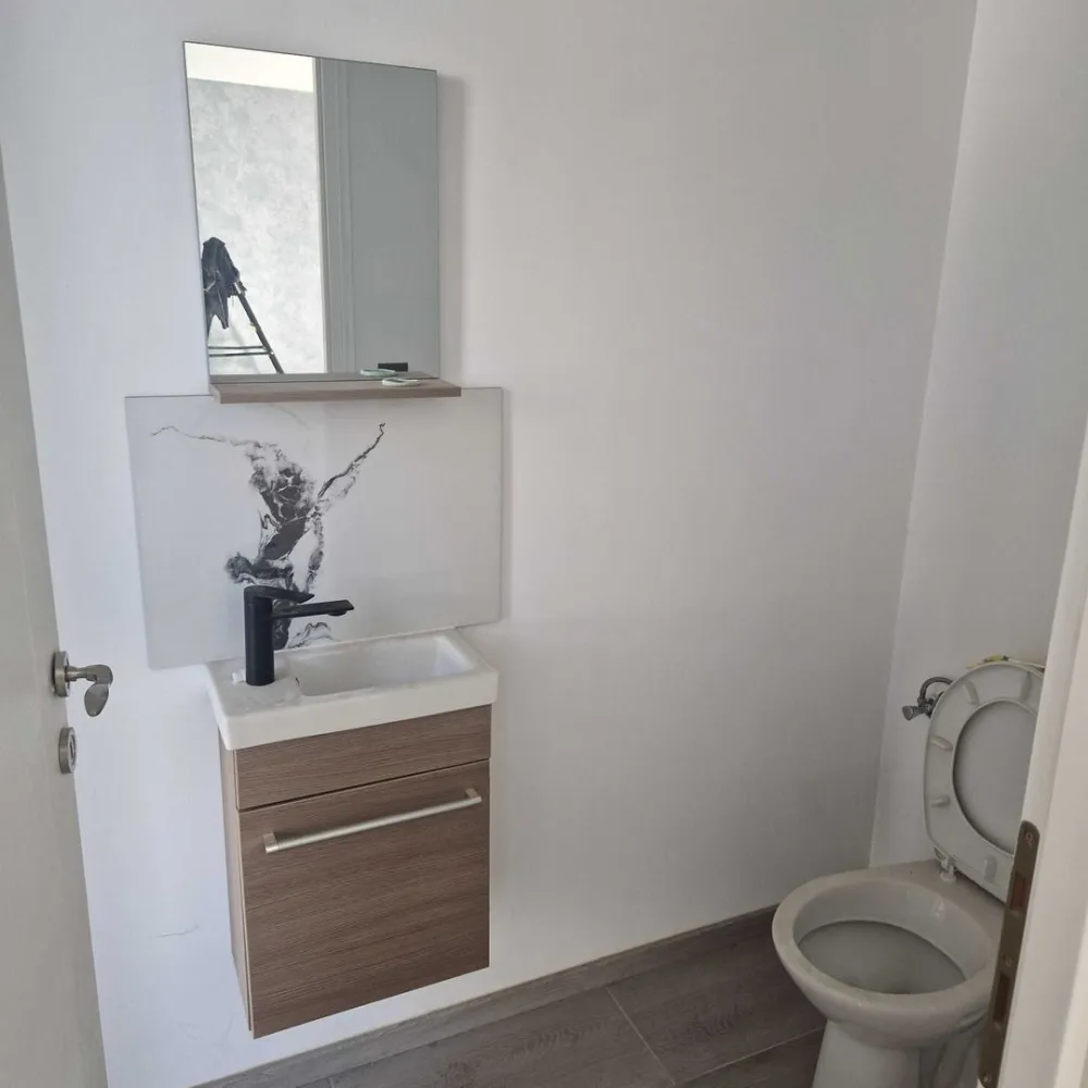 BRASADAS vinde casa cu 3 cam 2024 finisata Panait Cerna - Agenția imobiliara BRASADAS vinde casa costruita recent si finisata extrem de bine cu toate necesitatile. Exterior: parcare pentru 2 autoturizme , terasa in spate si teren. Parter: Living, Bucutarie complet echipata si wc de serviciu. Etaj: 3 dormitoare cu iesire la balcon. Dormitorul parintesc cu baie privata wc si jacuzzi si a 2 baie comuna cu Wc si dus italian. Incalzire in pardosoala si in bai calorifere pe o centrala cu gaz. Si tot e racordat: gaz electricitate apa si canalizare. Mai trebuie doar mobilier. www.brasadas.com.