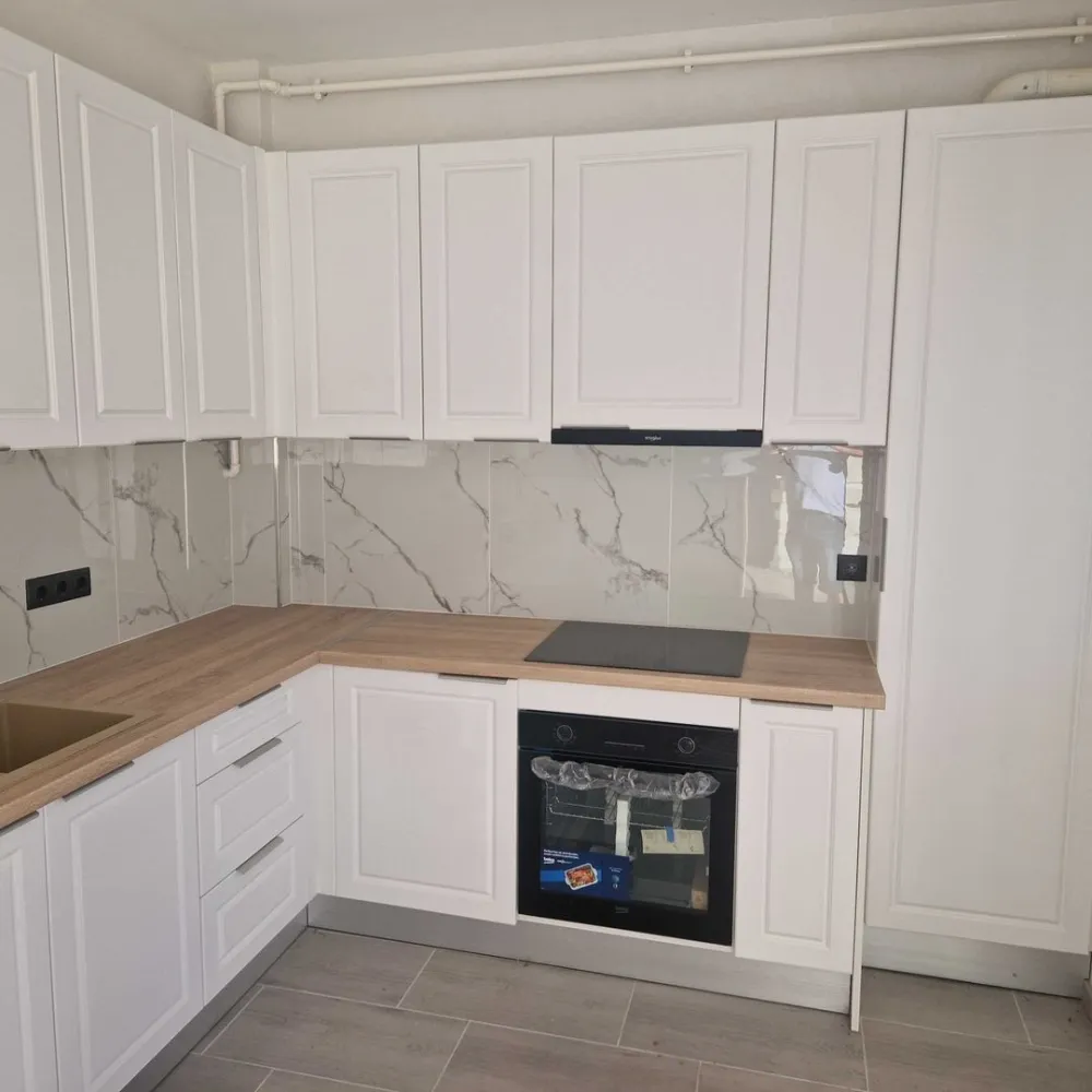 BRASADAS vinde casa cu 3 cam 2024 finisata Panait Cerna - Agenția imobiliara BRASADAS vinde casa costruita recent si finisata extrem de bine cu toate necesitatile. Exterior: parcare pentru 2 autoturizme , terasa in spate si teren. Parter: Living, Bucutarie complet echipata si wc de serviciu. Etaj: 3 dormitoare cu iesire la balcon. Dormitorul parintesc cu baie privata wc si jacuzzi si a 2 baie comuna cu Wc si dus italian. Incalzire in pardosoala si in bai calorifere pe o centrala cu gaz. Si tot e racordat: gaz electricitate apa si canalizare. Mai trebuie doar mobilier. www.brasadas.com.