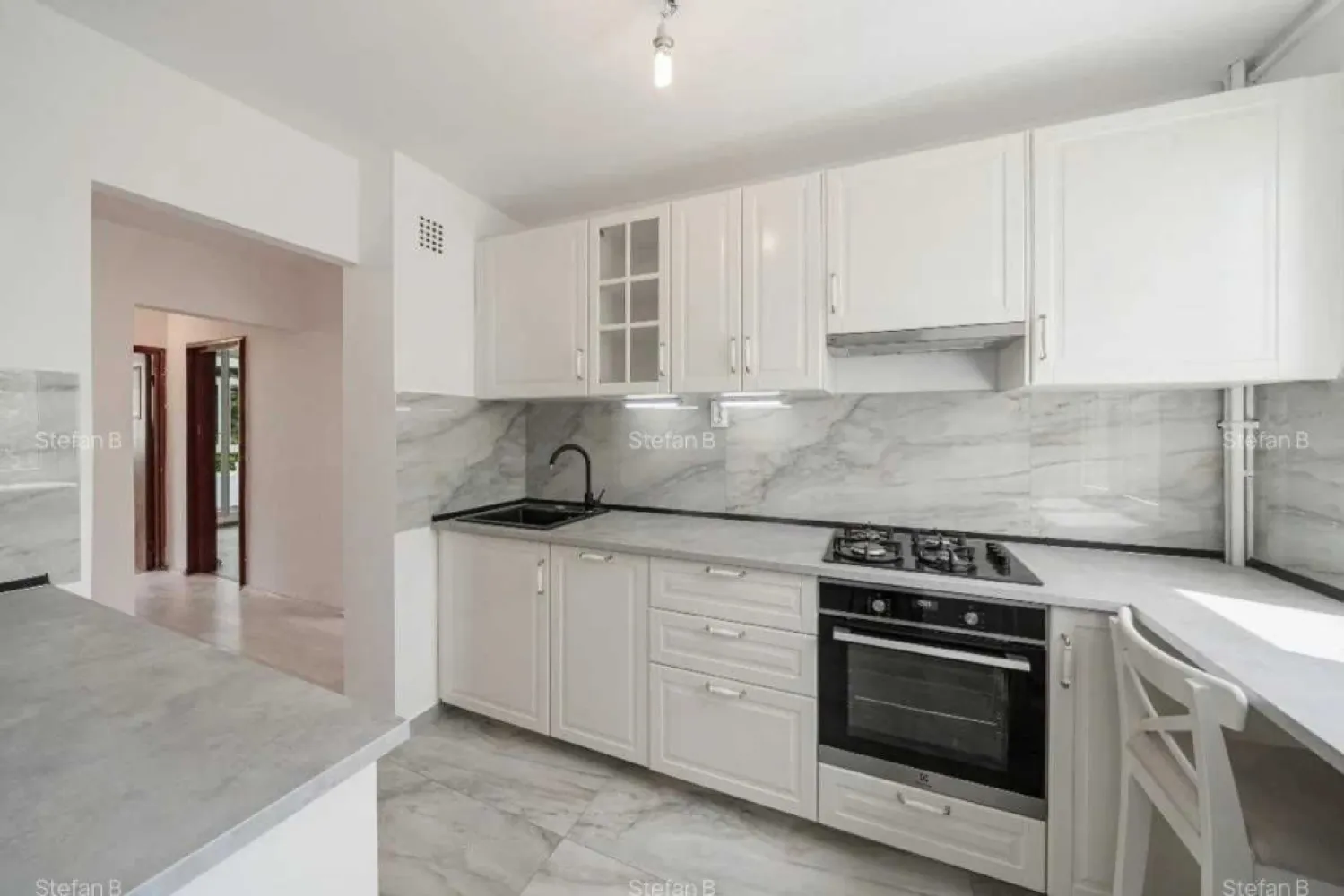 Apartament 3 camere decomandat + boxa - Drumul Taberei - Deschide ușa către un cămin care te va cuceri de la prima vedere! Te invităm să descoperi un apartament cu 3 camere, decomandat, amplasat la etajul 3 din 4 al unui bloc îngrijit, într-o zonă verde și liniștită, unde te poți bucura de intimitate și confort în fiecare zi, pe strada Valea Argesului nr. 20. Cu o suprafață utilă de 67 mp și un balcon tip logie închis cu termopan, acest apartament îți oferă exact spațiul de care ai nevoie pentru a-ți construi o viață echilibrată. În plus, ai la dispoziție și o boxă individuală la subsol – un bonus extrem de util pentru depozitare sau organizare, inclusă în prețul de vânzare. Interiorul vine cu multiple îmbunătățiri gata să-ți facă viața mai ușoară și mai plăcută: ușă metalică de acces, ferestre termopan cu geamuri antireflex si plase tantari, parchet in culori calde și primitoare, gresie și faianță moderne, două aparate de aer condiționat (în hol și în living cu tehnologie WiFi), izolație termică interioară și baie complet amenajată. Bucătăria este complet mobilată și utilată cu mobilier IKEA și electrocasnice de top marca Electrolux: plită pe gaz, cuptor electric, hotă performantă, mașină de spălat vase și o chiuvetă elegantă din granit. Iar dacă îți dorești autonomie completă, există deja contor individual de gaze, autorizat și gata pentru instalarea unei centrale proprii. Locuința este luminoasă, însorită pe ambele părți, cu vedere atât în față cât și în spate, într-o zonă înconjurată de pomi și verdeață. Te afli aproape de tot ce ai nevoie: Lidl, Kaufland, Mega Image, Profi, piața Valea Ialomiței, grădinițe, școli și stații de transport în comun (STB și metrou Valea Ialomiței sau Constantin Brâncuși). Iar pentru momentele de relaxare, restaurante si terase, sali de sport, parcul Moghioroș la doar 15 minute de mers pe jos. Blocul are terasa refăcută integral și este deja înscris pe lista Primăriei pentru reabilitare termică – încă un plus pentru eficiența energetică și confortul tău. Fie că ești în căutarea unui cămin cald pentru familia ta sau a unei investiții sigure, acest apartament le are pe toate: spațiu, poziție excelentă, îmbunătățiri inteligente și o atmosferă care te face imediat să te simți acasă. Te așteptăm la vizionare să-l descoperi pe viu – s-ar putea să fie exact ce căutai! Acceptam si agentii la vizionare, dar avem rugamintea ca anuntul sa nu fie preluat sau promovat de catre acestia. Puteti solicita pe whatsapp sau mail video si tur virtual al apartamentului.