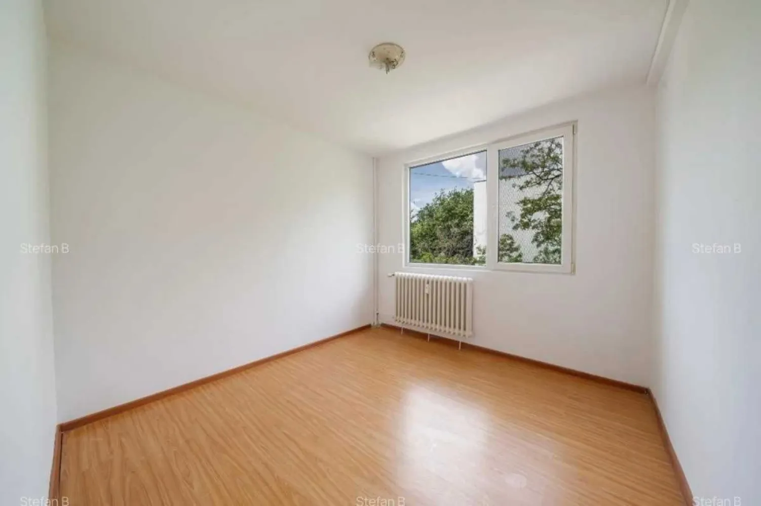 Apartament 3 camere decomandat + boxa - Drumul Taberei - Deschide ușa către un cămin care te va cuceri de la prima vedere! Te invităm să descoperi un apartament cu 3 camere, decomandat, amplasat la etajul 3 din 4 al unui bloc îngrijit, într-o zonă verde și liniștită, unde te poți bucura de intimitate și confort în fiecare zi, pe strada Valea Argesului nr. 20. Cu o suprafață utilă de 67 mp și un balcon tip logie închis cu termopan, acest apartament îți oferă exact spațiul de care ai nevoie pentru a-ți construi o viață echilibrată. În plus, ai la dispoziție și o boxă individuală la subsol – un bonus extrem de util pentru depozitare sau organizare, inclusă în prețul de vânzare. Interiorul vine cu multiple îmbunătățiri gata să-ți facă viața mai ușoară și mai plăcută: ușă metalică de acces, ferestre termopan cu geamuri antireflex si plase tantari, parchet in culori calde și primitoare, gresie și faianță moderne, două aparate de aer condiționat (în hol și în living cu tehnologie WiFi), izolație termică interioară și baie complet amenajată. Bucătăria este complet mobilată și utilată cu mobilier IKEA și electrocasnice de top marca Electrolux: plită pe gaz, cuptor electric, hotă performantă, mașină de spălat vase și o chiuvetă elegantă din granit. Iar dacă îți dorești autonomie completă, există deja contor individual de gaze, autorizat și gata pentru instalarea unei centrale proprii. Locuința este luminoasă, însorită pe ambele părți, cu vedere atât în față cât și în spate, într-o zonă înconjurată de pomi și verdeață. Te afli aproape de tot ce ai nevoie: Lidl, Kaufland, Mega Image, Profi, piața Valea Ialomiței, grădinițe, școli și stații de transport în comun (STB și metrou Valea Ialomiței sau Constantin Brâncuși). Iar pentru momentele de relaxare, restaurante si terase, sali de sport, parcul Moghioroș la doar 15 minute de mers pe jos. Blocul are terasa refăcută integral și este deja înscris pe lista Primăriei pentru reabilitare termică – încă un plus pentru eficiența energetică și confortul tău. Fie că ești în căutarea unui cămin cald pentru familia ta sau a unei investiții sigure, acest apartament le are pe toate: spațiu, poziție excelentă, îmbunătățiri inteligente și o atmosferă care te face imediat să te simți acasă. Te așteptăm la vizionare să-l descoperi pe viu – s-ar putea să fie exact ce căutai! Acceptam si agentii la vizionare, dar avem rugamintea ca anuntul sa nu fie preluat sau promovat de catre acestia. Puteti solicita pe whatsapp sau mail video si tur virtual al apartamentului.