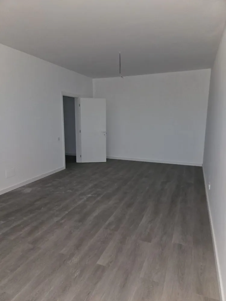 2 camere Lujerului Exigent Plaza Residence 65 mp - Apartament 2 camere Exigent Plaza Residence faza 5, finisat complet, gata de mobilat. - metrou Lujerului 12-15 min în funcție de mers - etaj 11/11, fara vecini deasupra, vedere pe curtea interioară, liniște - încălzire în pardoseală - uși Pinum masive - parchet - sanitare instalate - living imens de 26 mp - bucătărie 9 mp - hol mare cu loc special pentru dressing - vedere spre vest, foarte luminos Vizionari oricând.
