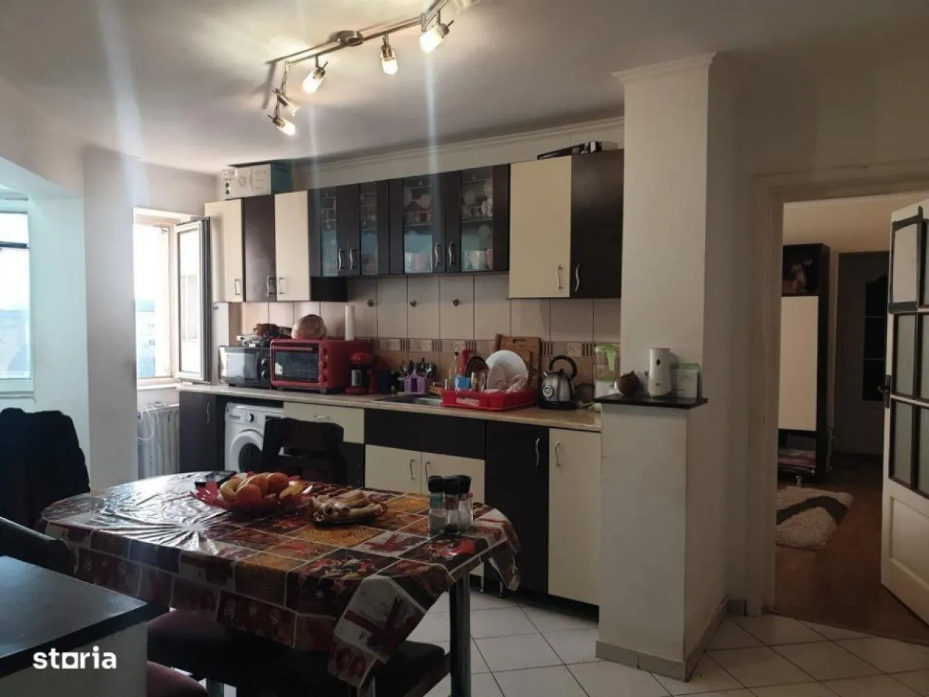 Apartament 3 camere satu mare micro 16 - Suprafață utilă: 70 m2 Numărul de camere: 3 Încălzire: fără informații Etaj: 4 Chirie: fără informații Stare: gata de utilizare Tip proprietate: locuință utilizată Forma de proprietate: drept de proprietate Liber de la: 2025-10-24 Tip vânzător: agenție Informații suplimentare: balcon