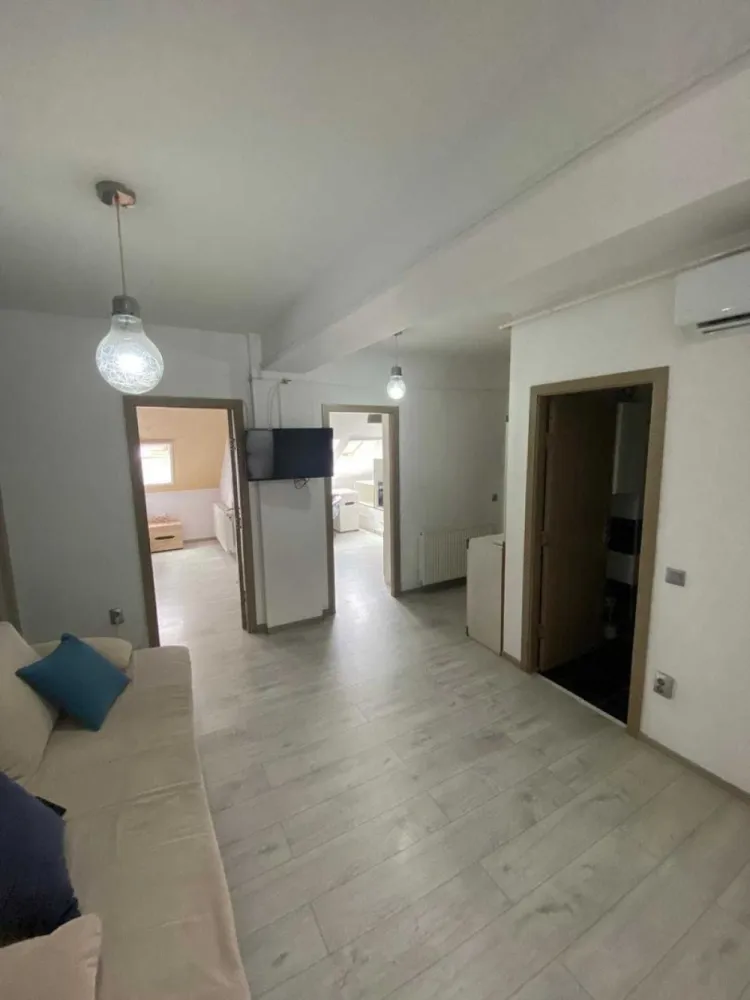 BRASADAS vinde ap 3 camere semi-central. - Agentia imobiliara BRASADAS vinde apartament modern, cu 3 camere și o suprafață utilă de 80 mp, situat la etajul 5/5 într-un bloc nou, izolat termic, dotat cu lift, aflat într-o zonă semi-centrală. Locuința este compartimentată practic: living spațios, 2 dormitoare, bucătărie închisă, 2 băi și dressing. Se vinde mobilat și utilat (inclusiv electrocasnice), dispune de aer condiționat și finisaje de calitate. În preț este inclus un loc de parcare propriu, amplasat în curtea interioara, cu acces securizat - prin telecomandă. Ideal pentru familie sau investiție, datorită poziționării avantajoase, cu acces rapid către centrul orașului, magazine, școli și mijloace de transport. Www.brasafas.com.