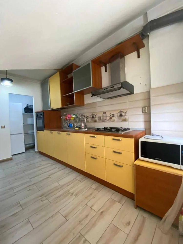 BRASADAS vinde ap 3 camere semi-central. - Agentia imobiliara BRASADAS vinde apartament modern, cu 3 camere și o suprafață utilă de 80 mp, situat la etajul 5/5 într-un bloc nou, izolat termic, dotat cu lift, aflat într-o zonă semi-centrală. Locuința este compartimentată practic: living spațios, 2 dormitoare, bucătărie închisă, 2 băi și dressing. Se vinde mobilat și utilat (inclusiv electrocasnice), dispune de aer condiționat și finisaje de calitate. În preț este inclus un loc de parcare propriu, amplasat în curtea interioara, cu acces securizat - prin telecomandă. Ideal pentru familie sau investiție, datorită poziționării avantajoase, cu acces rapid către centrul orașului, magazine, școli și mijloace de transport. Www.brasafas.com.