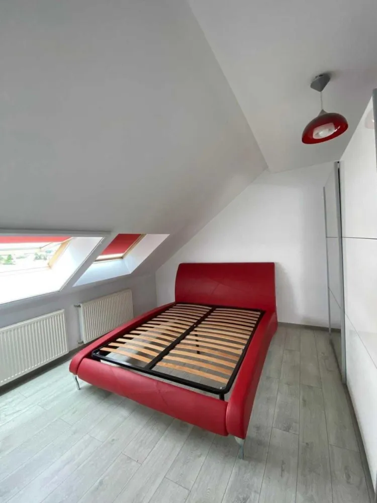 BRASADAS vinde ap 3 camere semi-central. - Agentia imobiliara BRASADAS vinde apartament modern, cu 3 camere și o suprafață utilă de 80 mp, situat la etajul 5/5 într-un bloc nou, izolat termic, dotat cu lift, aflat într-o zonă semi-centrală. Locuința este compartimentată practic: living spațios, 2 dormitoare, bucătărie închisă, 2 băi și dressing. Se vinde mobilat și utilat (inclusiv electrocasnice), dispune de aer condiționat și finisaje de calitate. În preț este inclus un loc de parcare propriu, amplasat în curtea interioara, cu acces securizat - prin telecomandă. Ideal pentru familie sau investiție, datorită poziționării avantajoase, cu acces rapid către centrul orașului, magazine, școli și mijloace de transport. Www.brasafas.com.