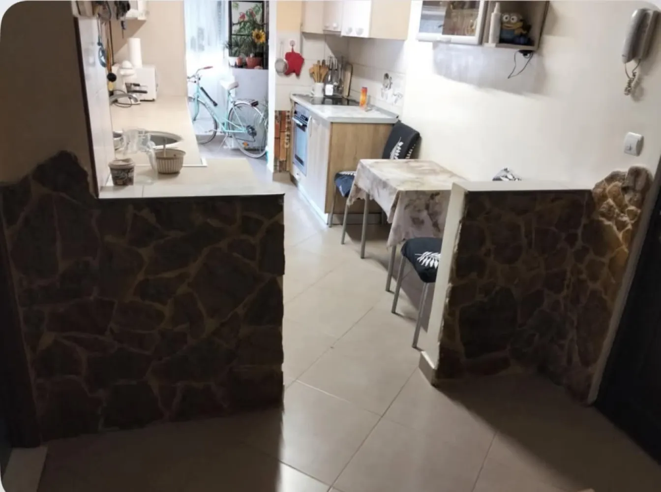 Vând apartament 3 camere - Apartament de vânzare - Micro 17 Vând apartament cu 3 camere parter, plus balcon construit cu autorizație încorporat. Apartamentul are o suprafață de 86 mp., care conține și beci + parcare. Locuința conține: Geamuri termopane Recent renovat complet. Preț: 90.000 Euro Nr telefon : 0.***************.2