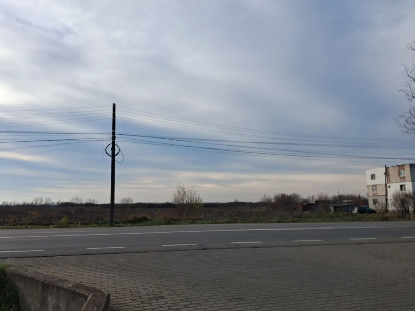BRASADAS vinde 5000 mp. teren intravilan Aurel Vlaicu SOCAR. - Agentia Imobiliara BRASADAS vinde teren intravilan pe strada Aurel Vlaicu in fata benzinariei SOCAR, cu front stradal de 40m. www.brasadas.com.