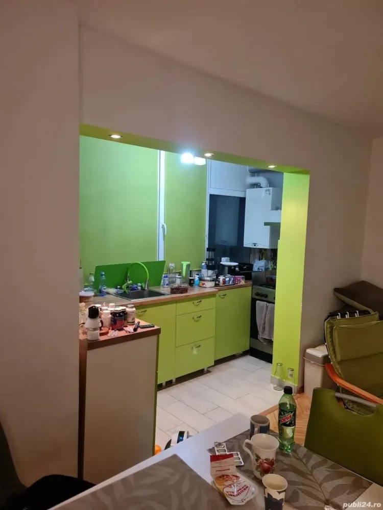 Apartament 4 camere in gheorgheni - Vand apartament 4 camere in gheorgheni.zona Hotel Royal . Compus din 3 dormitoare decomandate plus Un living cu bucatarie. O baie de serviciu si o baie cu dus. Utilat si mobilat La cheie. O boxa la subsol. Bloc izolat termic. Etaj parter inalt din 4..Zona linistita . Cu scoala si gradinite aproape. Cu parculete de joaca langa bloc . Magazine si primarie la cativa metri. Pentru mai multe poze va rog sa ma contactati pe whatupp. sau ma sunati. Pret negociabil.