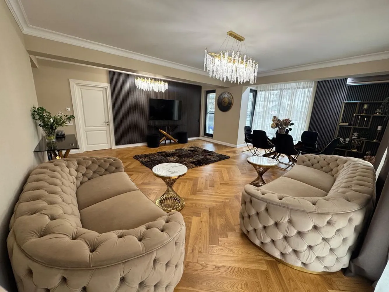 Apartament 3 Camere Parter 111mp utili + 160mp curte Baneasa-Aviatiei - Proprietar - COMISION 0% Vând Apartament 3 Camere Situat la Parter Suprafață utilă : 111.8 mp utili + 4.8mp utili Balcon ( Curte de lumină ) + 160mp Curte 1. Hol : 9.2mp 2. Baie : 4.6mp 3. Dormitor matrimonial : 18.7mp 4. Baie : 7.60mp 5. Living : 40mp 6. Bucătărie : 10.6mp 7. Dormitor : 21mp Zona Băneasa - Sectorul 1 Imobilul este situat pe Strada Simeria 4 Apartamentul dispune de finisaje de calitate superioară și o compartimentare eficienta. Apartamentul beneficiază de următoarele caracteristici : Finisaje premium, Tâmplărie VEKA, parchet de lemn natural lipit, gresie și faianță moderne. Încălzire în Pardoseală TECE Centrală Proprie Viesmann Bucătărie complet mobilată Balcon : 4.8mp utili Zona: Transport public, Centre comerciale ( Metav ) , Parcul Herastrau , zona Băneasa oferă acces rapid către aeroport, centrele de afaceri și școli. Apartamentul este ideal pentru o familie, dar și pentru cei care doresc să investească într-o proprietate cu un potențial ridicat de închiriere. Prețul este de 390.000 + TVA iar locul de parcare subteran este 15.000€ + TVA Pentru mai multe informații sau pentru a programa o vizionare,nu ezitați să mă contactați. Mai sunt disponibile apartamente cu 3 și 4 camere.
