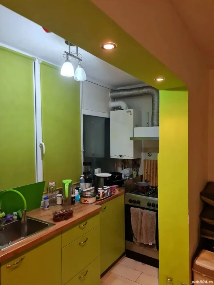 Apartament 4 camere in gheorgheni - Vand apartament 4 camere in gheorgheni.zona Hotel Royal . Compus din 3 dormitoare decomandate plus Un living cu bucatarie. O baie de serviciu si o baie cu dus. Utilat si mobilat La cheie. O boxa la subsol. Bloc izolat termic. Etaj parter inalt din 4..Zona linistita . Cu scoala si gradinite aproape. Cu parculete de joaca langa bloc . Magazine si primarie la cativa metri. Pentru mai multe poze va rog sa ma contactati pe whatupp. sau ma sunati. Pret negociabil.