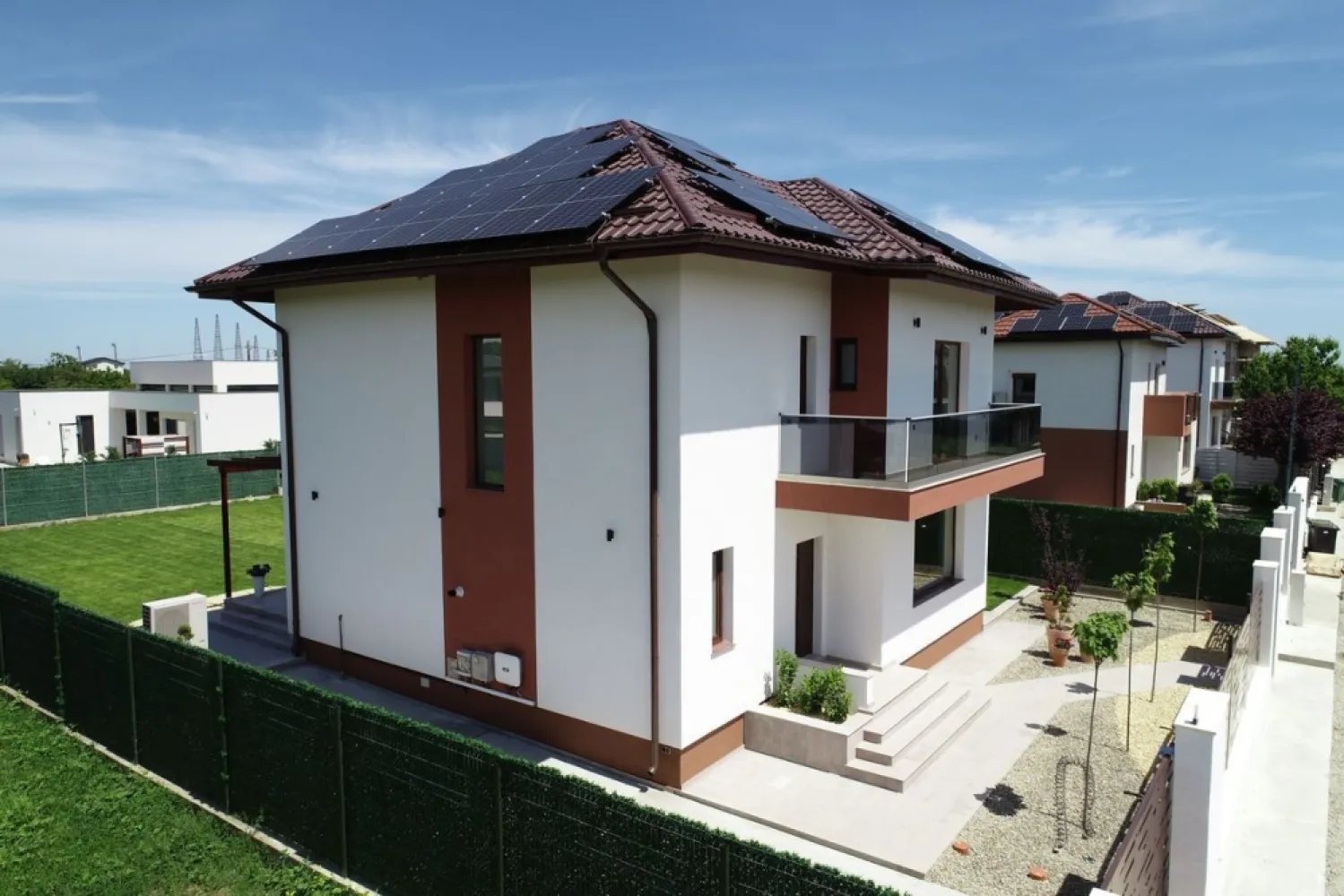 Balotesti vila P+1, 315 mp, teren 700 - Vila P+1, 315 mp, teren 700 mp. Vila eleganta, cu arhitectura moderna si spatii generoase pentru o familie activa ce doreste confort. Curte complet amenajata, terasa si alei placate cu granit, sistem automatizat de irigatii, pompa de caldura si sistem fotovoltaic performant. Interior luminos, living spatios, 3 dormitoare si 3 bai. Incalzirea in pardoseala cu reglaj zonal, inclusiv in bai, izolatia de calitate, garanteaza un consum minim de energie, casa indeplinind cel mai inalt standard de eficienta energetica nZeb. Comision 0%. Posibilitate mutare imediata 1. Suprafata teren 700 mp 2. Suprafata construita 315 mp 3. Structura P+1 + pod 90 mp 4. Terasa exterioara placata cu granit 35 mp 5. Balcon 10 mp 6. Scara interioara placata cu lemn masiv ( stejar ) 7. Bai placate cu marmura 8. Incalzire in pardoseala 9. Pompa de caldura Immergas hibrid 12 kw + 24 kw centrala termica ( Immergas Magis Combo V2) 10. Instalatie fotovoltaica hibrida trifazata cu o putere de 8 kw 11. Geamuri tripan tamplarie Salamander cu 6 camere de izolare termica si garnituri triple 12. Statie de filtrare si dedurizare a apei 13. Usa intrare aluminiu cu grosime de 92 mm si pachet geam fumuriu 4 camere. 14. Incuietoare in 5 puncte WINKHAUS cu functie zi/noapte 15. Doua locuri de parcare auto cu sistem automat de deschidere /inchidere a portii de acces auto 16. Teren 700 mp complet amenajat cu plante si gazon. Prevazut cu sistem automat de irigat si aspersoare subterane