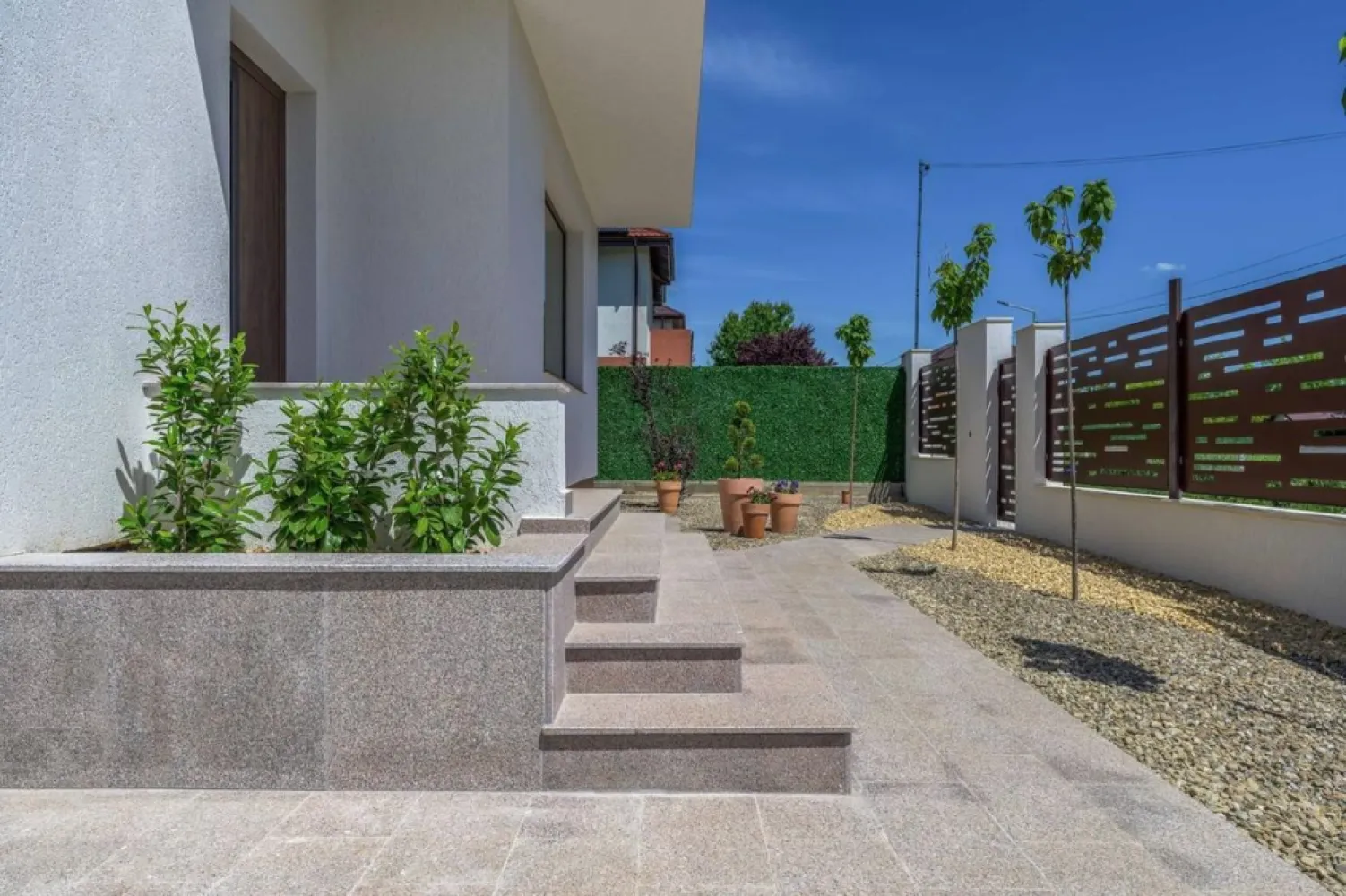 Balotesti vila P+1, 315 mp, teren 700 - Vila P+1, 315 mp, teren 700 mp. Vila eleganta, cu arhitectura moderna si spatii generoase pentru o familie activa ce doreste confort. Curte complet amenajata, terasa si alei placate cu granit, sistem automatizat de irigatii, pompa de caldura si sistem fotovoltaic performant. Interior luminos, living spatios, 3 dormitoare si 3 bai. Incalzirea in pardoseala cu reglaj zonal, inclusiv in bai, izolatia de calitate, garanteaza un consum minim de energie, casa indeplinind cel mai inalt standard de eficienta energetica nZeb. Comision 0%. Posibilitate mutare imediata 1. Suprafata teren 700 mp 2. Suprafata construita 315 mp 3. Structura P+1 + pod 90 mp 4. Terasa exterioara placata cu granit 35 mp 5. Balcon 10 mp 6. Scara interioara placata cu lemn masiv ( stejar ) 7. Bai placate cu marmura 8. Incalzire in pardoseala 9. Pompa de caldura Immergas hibrid 12 kw + 24 kw centrala termica ( Immergas Magis Combo V2) 10. Instalatie fotovoltaica hibrida trifazata cu o putere de 8 kw 11. Geamuri tripan tamplarie Salamander cu 6 camere de izolare termica si garnituri triple 12. Statie de filtrare si dedurizare a apei 13. Usa intrare aluminiu cu grosime de 92 mm si pachet geam fumuriu 4 camere. 14. Incuietoare in 5 puncte WINKHAUS cu functie zi/noapte 15. Doua locuri de parcare auto cu sistem automat de deschidere /inchidere a portii de acces auto 16. Teren 700 mp complet amenajat cu plante si gazon. Prevazut cu sistem automat de irigat si aspersoare subterane