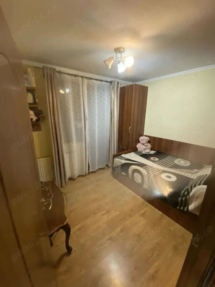 BRASADAS vinde ap 3 cam ( zonă liniștită ). - Agentia Imobiliara BRASADAS vinde apartament cu 3 camere in zona 14 Mai. Descriere: Vă oferim spre vânzare un apartament modern, spațios și luminos, perfect pentru familii sau cupluri care își doresc confort, intimitate sau chiar investiție pentru închiriere. Suprafață: 70 mp 3 camere (living open space cu bucătăria + 2 dormitoare) 2 băi Curte împrejmuită, acces direct din bloc ideal pentru relaxare, pentru copii sau animale de companie. Zonă liniștită, aproape de școli, magazine și mijloace de transport Apartamentul combină funcționalitatea cu designul modern, oferind un spațiu primitor și practic. Www.brasadas.com.