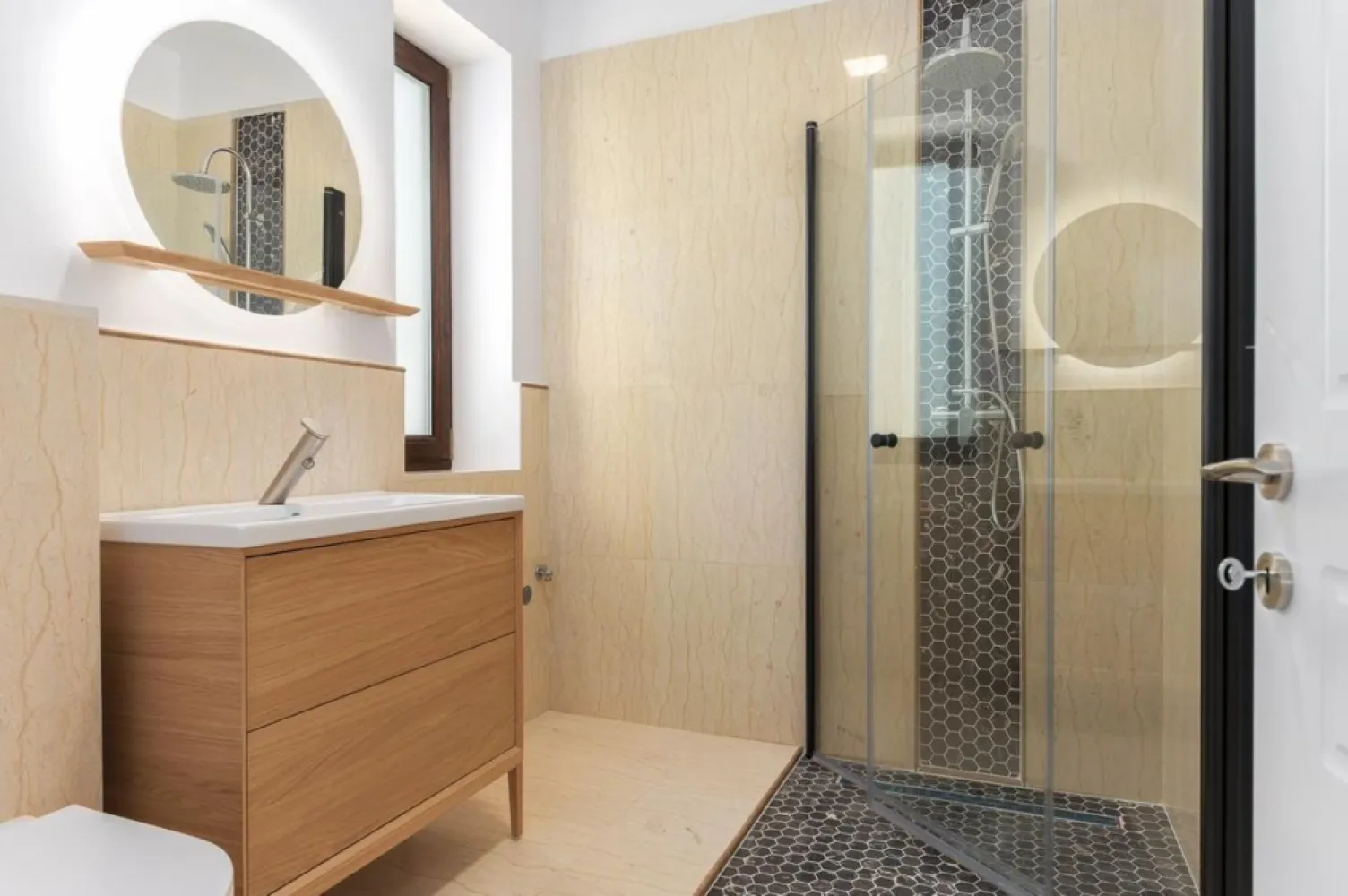 Balotesti vila P+1, 315 mp, teren 700 - Vila P+1, 315 mp, teren 700 mp. Vila eleganta, cu arhitectura moderna si spatii generoase pentru o familie activa ce doreste confort. Curte complet amenajata, terasa si alei placate cu granit, sistem automatizat de irigatii, pompa de caldura si sistem fotovoltaic performant. Interior luminos, living spatios, 3 dormitoare si 3 bai. Incalzirea in pardoseala cu reglaj zonal, inclusiv in bai, izolatia de calitate, garanteaza un consum minim de energie, casa indeplinind cel mai inalt standard de eficienta energetica nZeb. Comision 0%. Posibilitate mutare imediata 1. Suprafata teren 700 mp 2. Suprafata construita 315 mp 3. Structura P+1 + pod 90 mp 4. Terasa exterioara placata cu granit 35 mp 5. Balcon 10 mp 6. Scara interioara placata cu lemn masiv ( stejar ) 7. Bai placate cu marmura 8. Incalzire in pardoseala 9. Pompa de caldura Immergas hibrid 12 kw + 24 kw centrala termica ( Immergas Magis Combo V2) 10. Instalatie fotovoltaica hibrida trifazata cu o putere de 8 kw 11. Geamuri tripan tamplarie Salamander cu 6 camere de izolare termica si garnituri triple 12. Statie de filtrare si dedurizare a apei 13. Usa intrare aluminiu cu grosime de 92 mm si pachet geam fumuriu 4 camere. 14. Incuietoare in 5 puncte WINKHAUS cu functie zi/noapte 15. Doua locuri de parcare auto cu sistem automat de deschidere /inchidere a portii de acces auto 16. Teren 700 mp complet amenajat cu plante si gazon. Prevazut cu sistem automat de irigat si aspersoare subterane