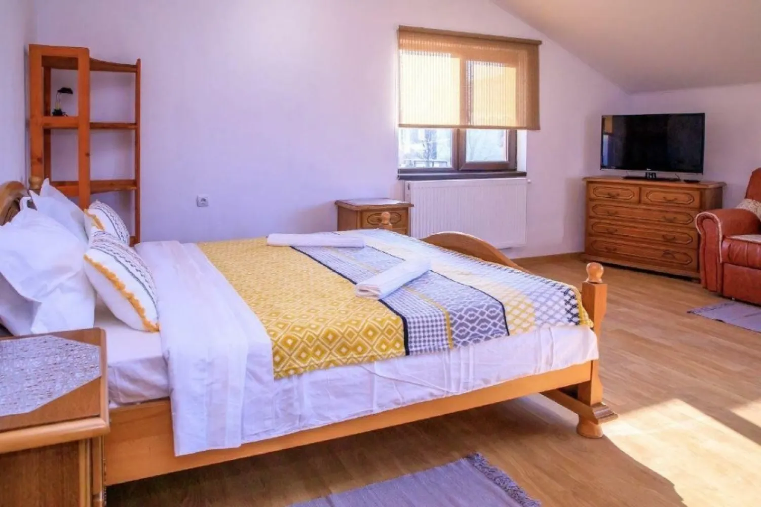 Vând casă - vilă Măgurele Ilfov - zona centrală -direct proprietar - VILĂ DEOSEBITĂ DE VÂNZARE â€“ MĂGURELE, ILFOV đŸ“ Strada Privighetorilor â€“ Locaţie centrală, zonă liniştită Dacă îţi doreşti un cămin solid, construit cu grijă şi atenţie la detalii, această proprietate este pentru tine! đŸĄ VILĂ P+1 â€“ construită în regim propriu, structură foarte solidă (acceptăm orice test de rezistenţă!) đŸŸ˘ Suprafaţă teren: 1342 mp đŸ  Suprafaţă construită: â€˘ Parter: 120 mp â€˘ Etaj: 90 mp â€˘ Foişor generos: 4x8 m â€˘ Spaţiu tehnic/depozitare ataşat: 48 mp Compartimentare inteligentă şi spaţioasă: đŸ”š Parter: â€˘ Living OPEN SPACE spectaculos â€“ ideal pentru familie şi socializare â€˘ Birou (perfect pentru lucrul de acasă) â€˘ Baie â€˘ Magazie / debara / cameră tehnică đŸ”š Etaj: â€˘ 3 dormitoare luminoase â€˘ 1 baie Separat - vindem şi teren vecin in suprafaţă de 742 mp đŸ“Œ Locaţie de top â€“ central, dar ferit de agitaţie, perfect pentru viaţa de zi cu zi! đŸ’° Preţ: 190000 EUR đŸ“… Disponibil pentru vizionări: marţi şi vineri đŸ“ž Contact:
