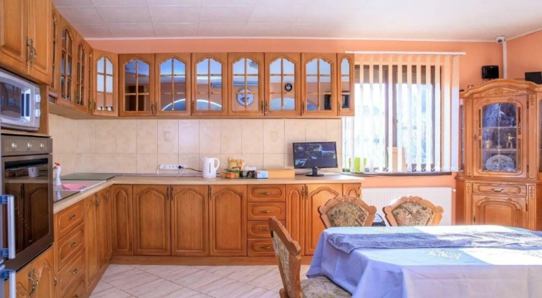 Vând casă - vilă Măgurele Ilfov - zona centrală -direct proprietar - VILĂ DEOSEBITĂ DE VÂNZARE â€“ MĂGURELE, ILFOV đŸ“ Strada Privighetorilor â€“ Locaţie centrală, zonă liniştită Dacă îţi doreşti un cămin solid, construit cu grijă şi atenţie la detalii, această proprietate este pentru tine! đŸĄ VILĂ P+1 â€“ construită în regim propriu, structură foarte solidă (acceptăm orice test de rezistenţă!) đŸŸ˘ Suprafaţă teren: 1342 mp đŸ  Suprafaţă construită: â€˘ Parter: 120 mp â€˘ Etaj: 90 mp â€˘ Foişor generos: 4x8 m â€˘ Spaţiu tehnic/depozitare ataşat: 48 mp Compartimentare inteligentă şi spaţioasă: đŸ”š Parter: â€˘ Living OPEN SPACE spectaculos â€“ ideal pentru familie şi socializare â€˘ Birou (perfect pentru lucrul de acasă) â€˘ Baie â€˘ Magazie / debara / cameră tehnică đŸ”š Etaj: â€˘ 3 dormitoare luminoase â€˘ 1 baie Separat - vindem şi teren vecin in suprafaţă de 742 mp đŸ“Œ Locaţie de top â€“ central, dar ferit de agitaţie, perfect pentru viaţa de zi cu zi! đŸ’° Preţ: 190000 EUR đŸ“… Disponibil pentru vizionări: marţi şi vineri đŸ“ž Contact: