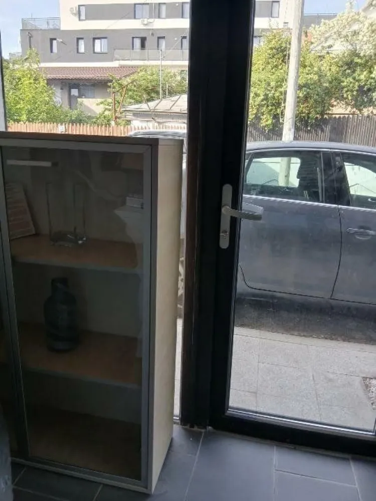 Spaţiu Comercial de Închiriat - Descopera o oportunitate de închiriere unică pentru un spatiu comercial cochet, situat la parterul unei vile. Acest spaţiu iţi ofera posibilitatea de a-ti desfaşura afacerea într-un cadru elegant si confortabil. Echipat cu o toaleta şi beneficiind de acces direct spre stradă cu o vitrina generoasă, acest spaţiu este ideal pentru diverse afaceri, precum barber shop, birou mic sau showroom,service electrice sau electrocasnice,croitorie,magazin online etc Amplasat pe o strada linistită, acest spatiu comercial oferă un cadru plăcut şi prietenos pentru clientii tăi. Beneficiind de o atmosfera relaxantă, acest loc iţi va oferi o experienţă deosebită atât pentru tine, cât şi pentru clienţii tăi. Alege acest spaţiu comercial pentru a-ţi dezvolta afacerea şi pentru a oferi clienţilor o accesibilitate extrem de facilă. Pentru mai multe informatii si pentru a programa o vizionare, nu ezita sa ne contactezi. Ofera-ti afacerii tale o locatie deosebita cu acces din doua mari bulevarde :Bulevardul Iuliu Maniu si Bulevardul Timişoara.