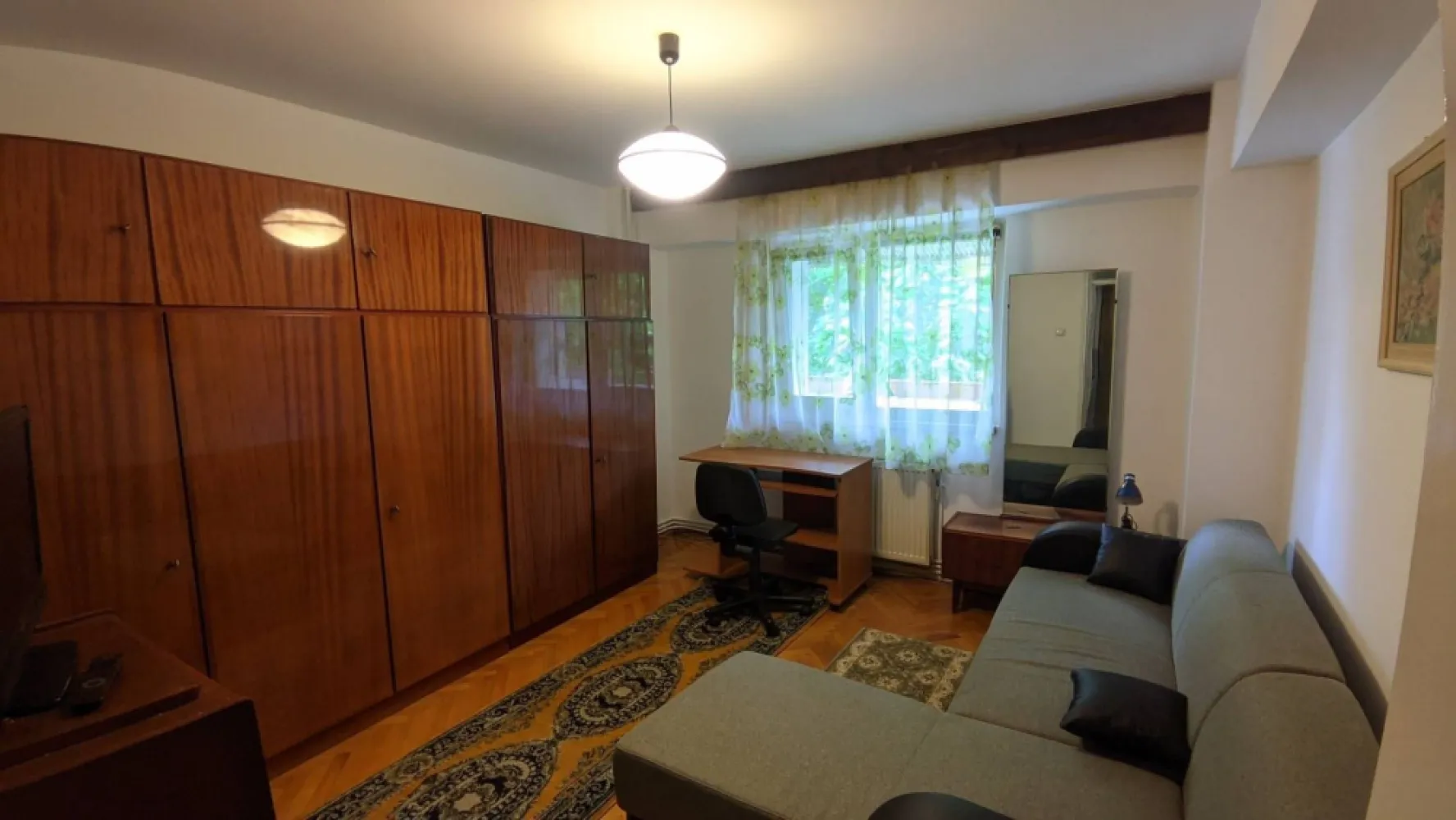 BRASADAS vinde ap 2 cam 62mp et 1/6 Dorobantilor. - Agentia imobiliara BRASADAS vinde apart 2 camere decomandate, Calea Dorobantilor, zona FSPAC, etaj 1/6. Apartamentul este compus din: living, dormitor, bucatarie, hol, baie,debara,camara, balcon. Suprafata 62 m.p.+balcon 12 m.p. O camera este mobilata clasic, ambele camere au pardoseala din parchet din lemn masiv, bucataria utilata, baia si balconul au pardoseala din gresie. Apartamentul este dotat cu geamuri termopan, centrala termica, izolatie exterioara PLUS parcare cu copertina.