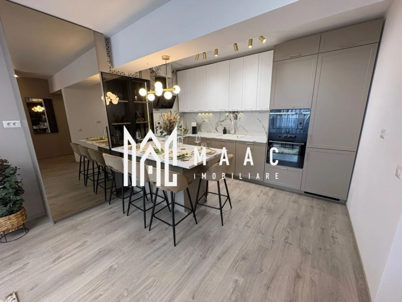 Aparatament 2 Camere | 65 MPU | Loc de Parcare | D.Stanca - MAAC imobiliare va propune spre vânzare un apartament modern cu 2 camere, situat în ansamblul rezidențial Evolution, – o zonă, liniștită și excelent conectată la toate punctele de interes ale orașului. Apartamentul are o suprafață utilă de 65 mp, este amplasat la etajul 7 din 10 al unui imobil nou și beneficiază de loc de parcare propriu și boxă de depozitare incluse în preț. Locuința se remarcă prin designul său rafinat, finisaje de înaltă calitate, mobilier și electrocasnice premium (Rovere, Mobexpert), precum și prin sistemul Smart Home complet integrat, care oferă confort, eficiență și siguranță la cel mai înalt nivel. Dotări și beneficii: Sistem Smart Home integrat Încălzire în pardoseală Suprafață utilă: 65 mp Loc de parcare propriu + boxă de depozitare Mobilier și electrocasnice Premium (Rovere, Mobexpert) Complet mobilat și utilat – totul nou Electrocasnice moderne: Mașină de spălat rufe Uscător de rufe Mașină de spălat vase Plită cu inducție Cuptor electric Frigider incorporat Espressor de cafea Aspirator, fier și masă de călcat Hotă incorporată Aer condiționat 2 televizoare Smart 4K Ultra HD Video interfon Veselă, tacâmuri și accesorii incluse Totul este nou, pregătit să ofere confort și funcționalitate maximă, ideal pentru o locuință modernă sau o investiție premium. Locație: Strada Regina Maria, ansamblul rezidențial Evolution Tip: Apartament 2 camere Suprafață utilă: 65 mp Etaj: 7 din 10 Parcare și boxă de depozitare incluse Stare: Mobilat și utilat complet, gata de locuit Pentru mai multe detalii si programarea unei vizionari va rugam mentionati ID: CP2771569 }}