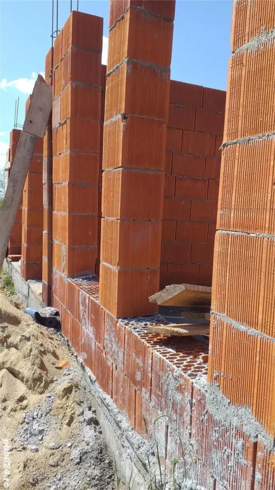 casa duplex cu etaj in faza de constructie la 5 km de satu mare pret acuma in faza aceasta 45000eu - vand duplex cu etaj suprafata de 144mp parter si 144 mp etaj in faza de constructie a unei parti din casa fundatie si zidit ,cu gard din boltari ,str principala inainte de Cionchesti la aproximativ 8 km de centru orasului SATU MARE pret asa in faza actuala 45000 euro ,sant direct constructor pret discutabil accept si la schimb cu apartament cu 2 sau3 camere in satu mare detalii la tel pozele sunt reale prima este conform proiectului a doua este asa in faza de constructie cum este acuma pretul este asa cum este acuma